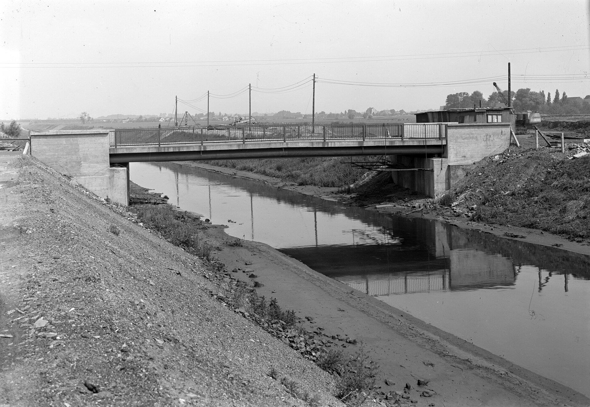 Die Emscherbrücke Lindberghstraße in Dortmund kurz nach der Fertigstellung, 1950.