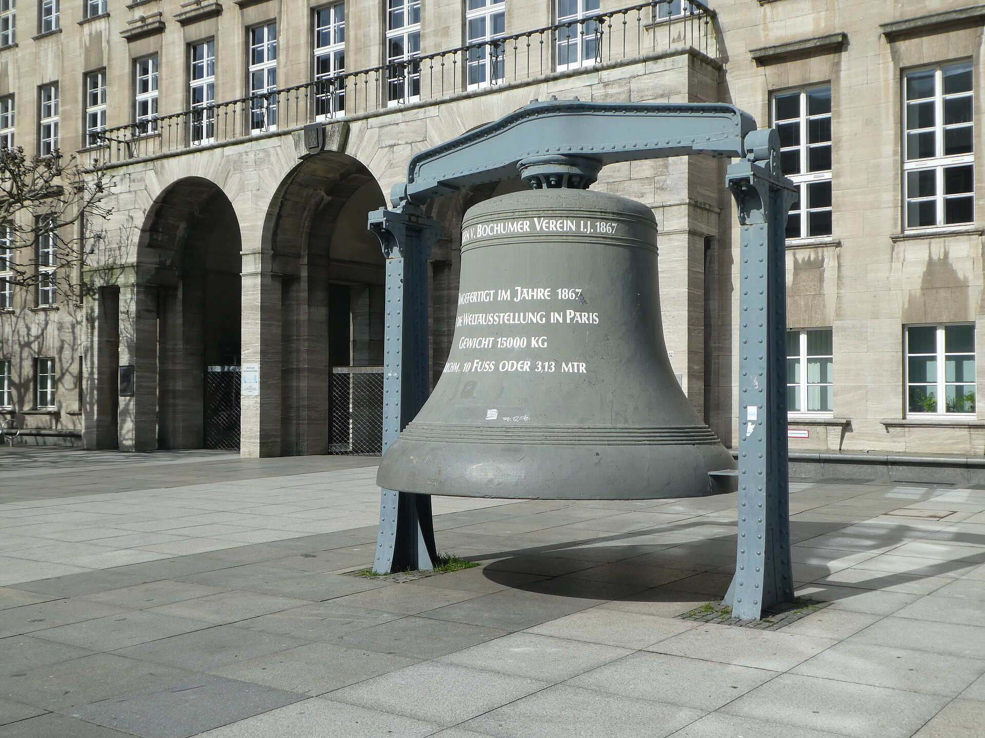 Glocke des Bochumer Vereins vor dem Rathaus.