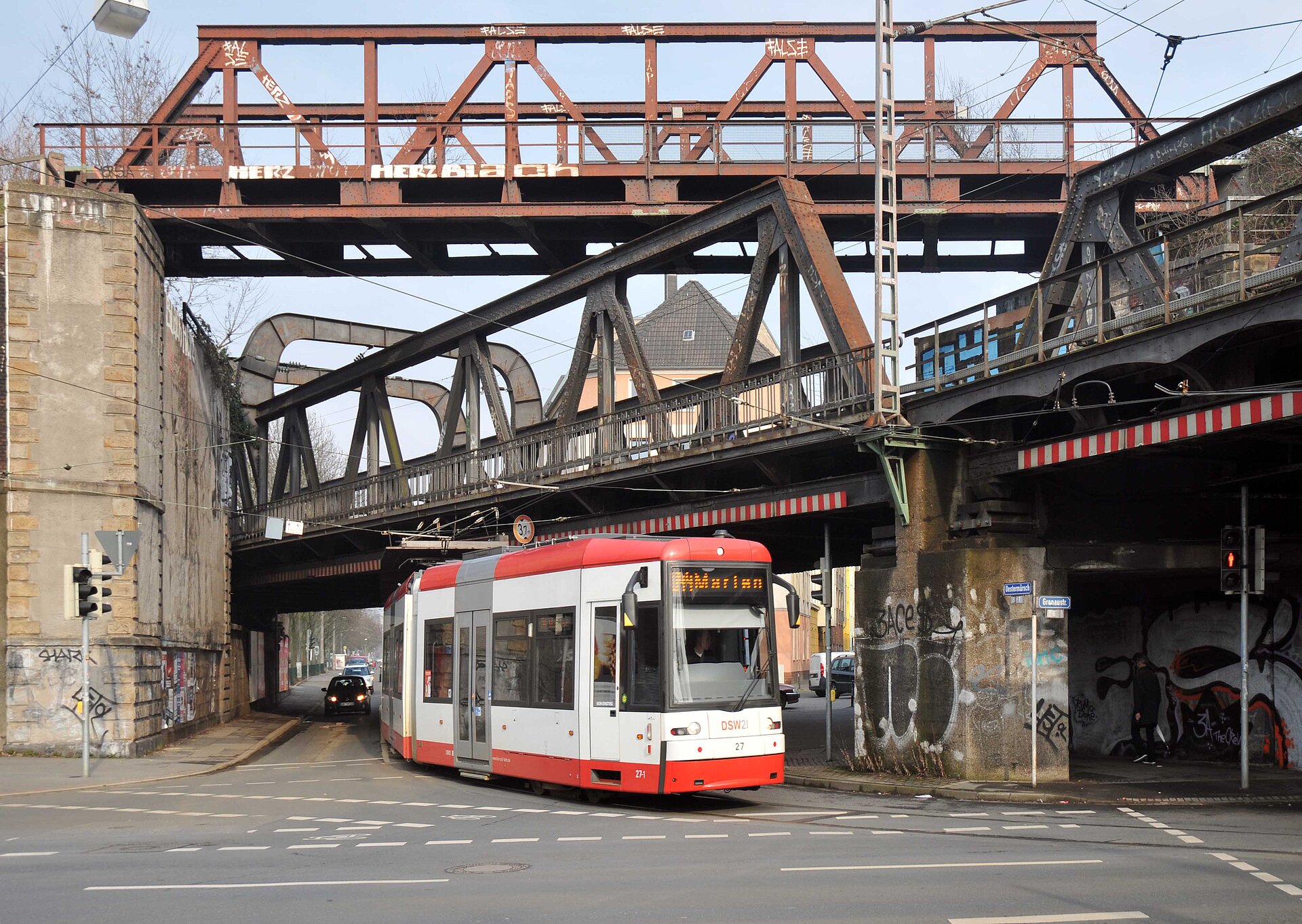 Die Brücke Ostermärsch ist teil des Dortmunder Eisenbahnbrücken-Ensembles.