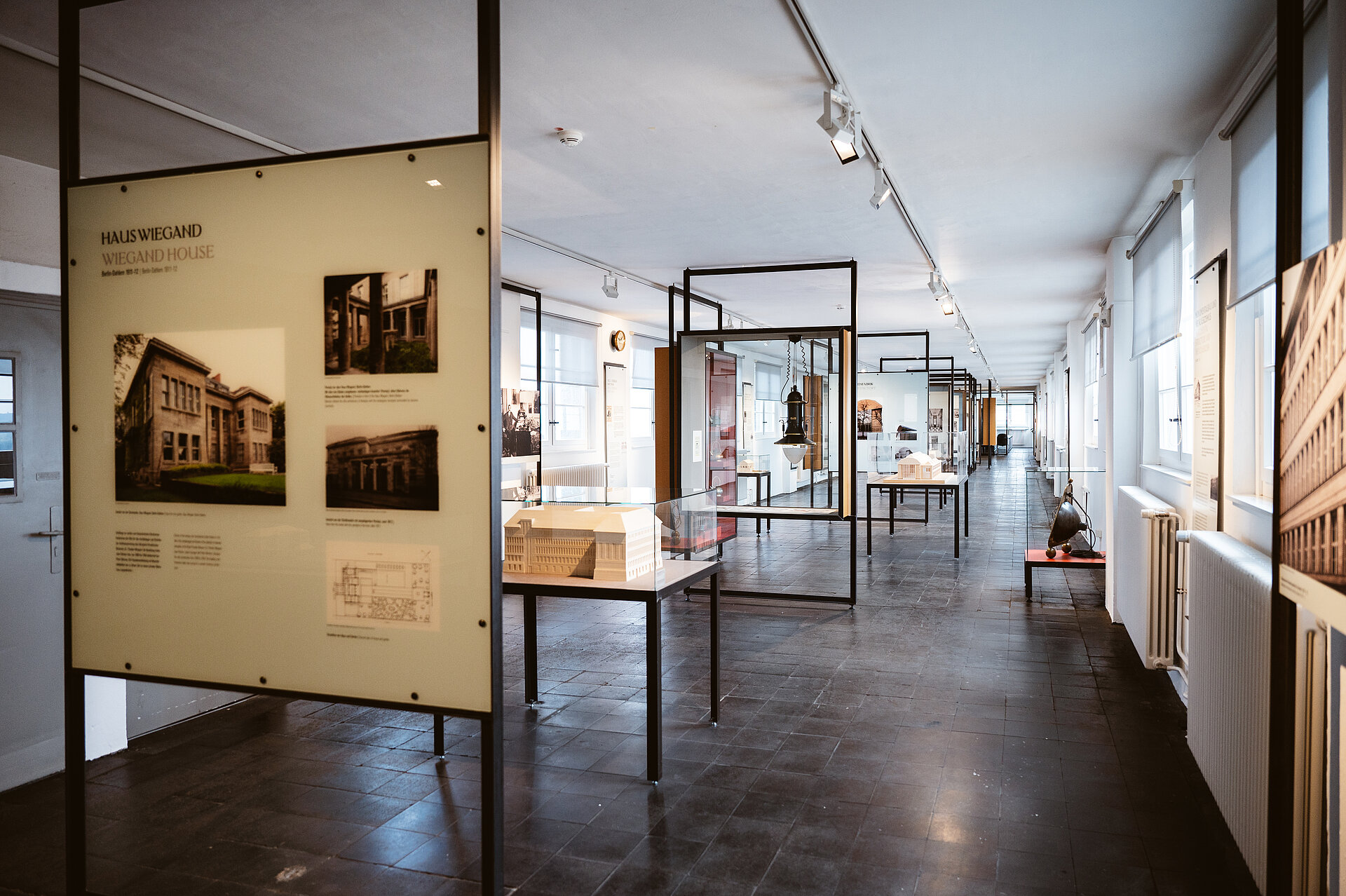 Blick in die Ausstellung im Peter-Behrens-Bau.