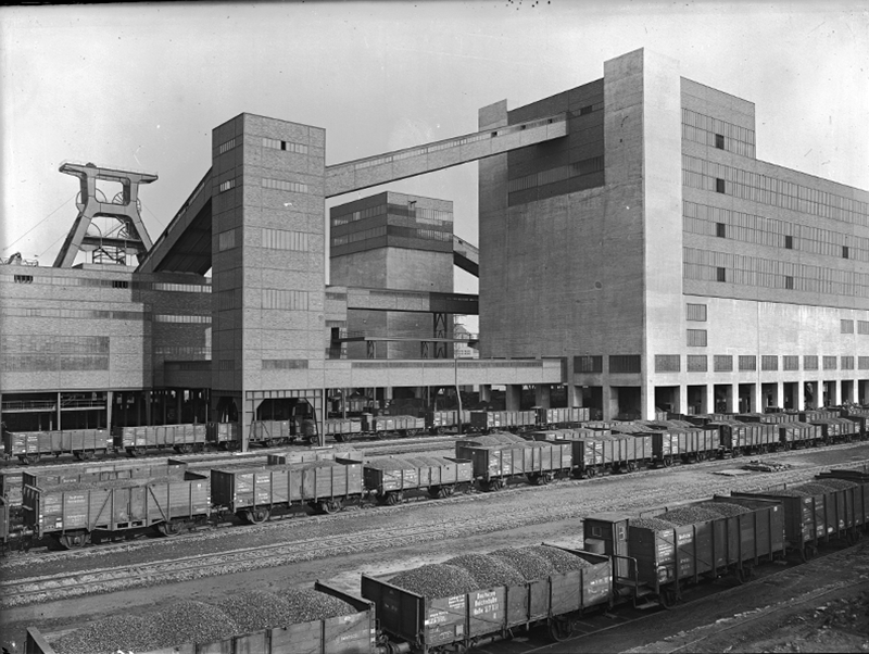 Schacht XII der Zeche Zollverein im Jahre 1932.