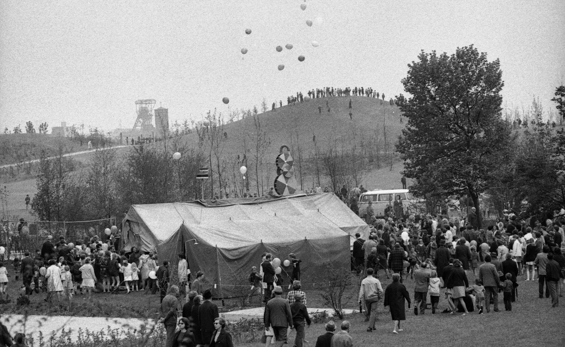 Eröffnungsfest im Revierpark Nienhausen, 1972; im Hintergrund Fördergerüst und Maschinenhalle Zeche Consolidation 8, Schacht Oberschuir.