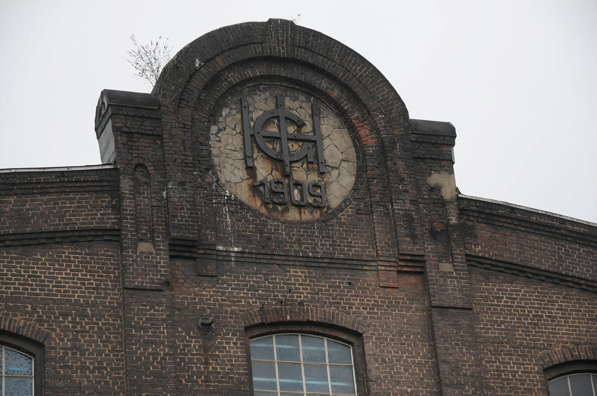 Fassade der Turbinenhalle mit den Initialen der Gutehoffnungshütte (GHH) in Oberhausen.