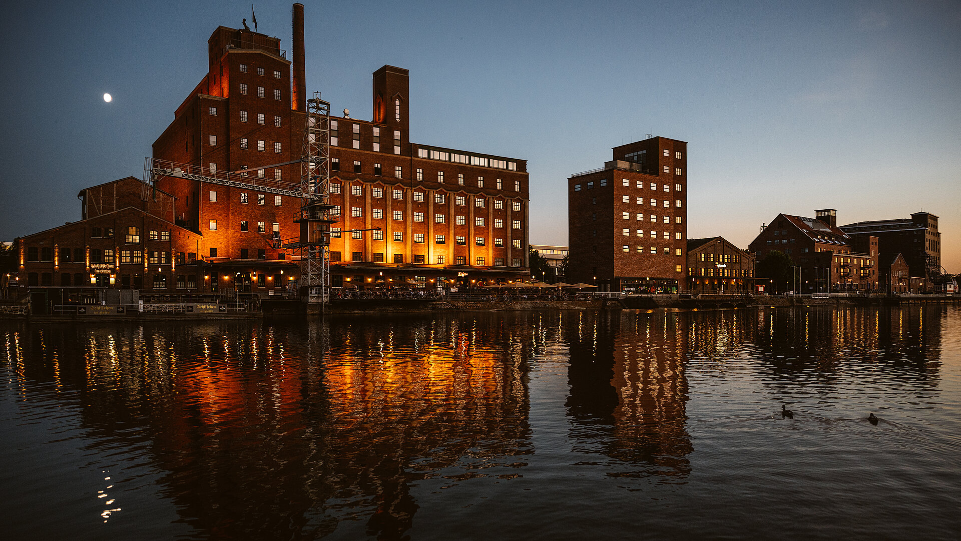 Abend am Duisburger Innenhafen.