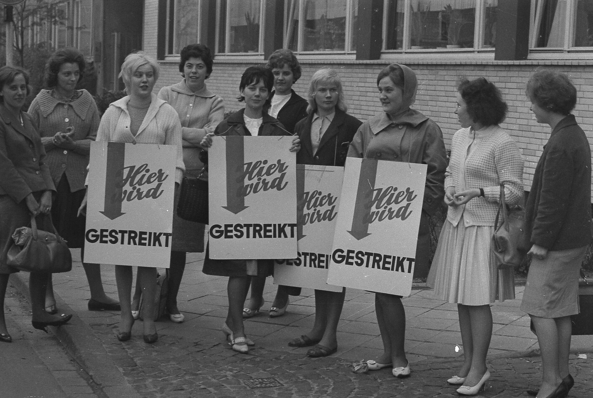 Streikposten in der Dickampstraße 8, 2.10.1961.