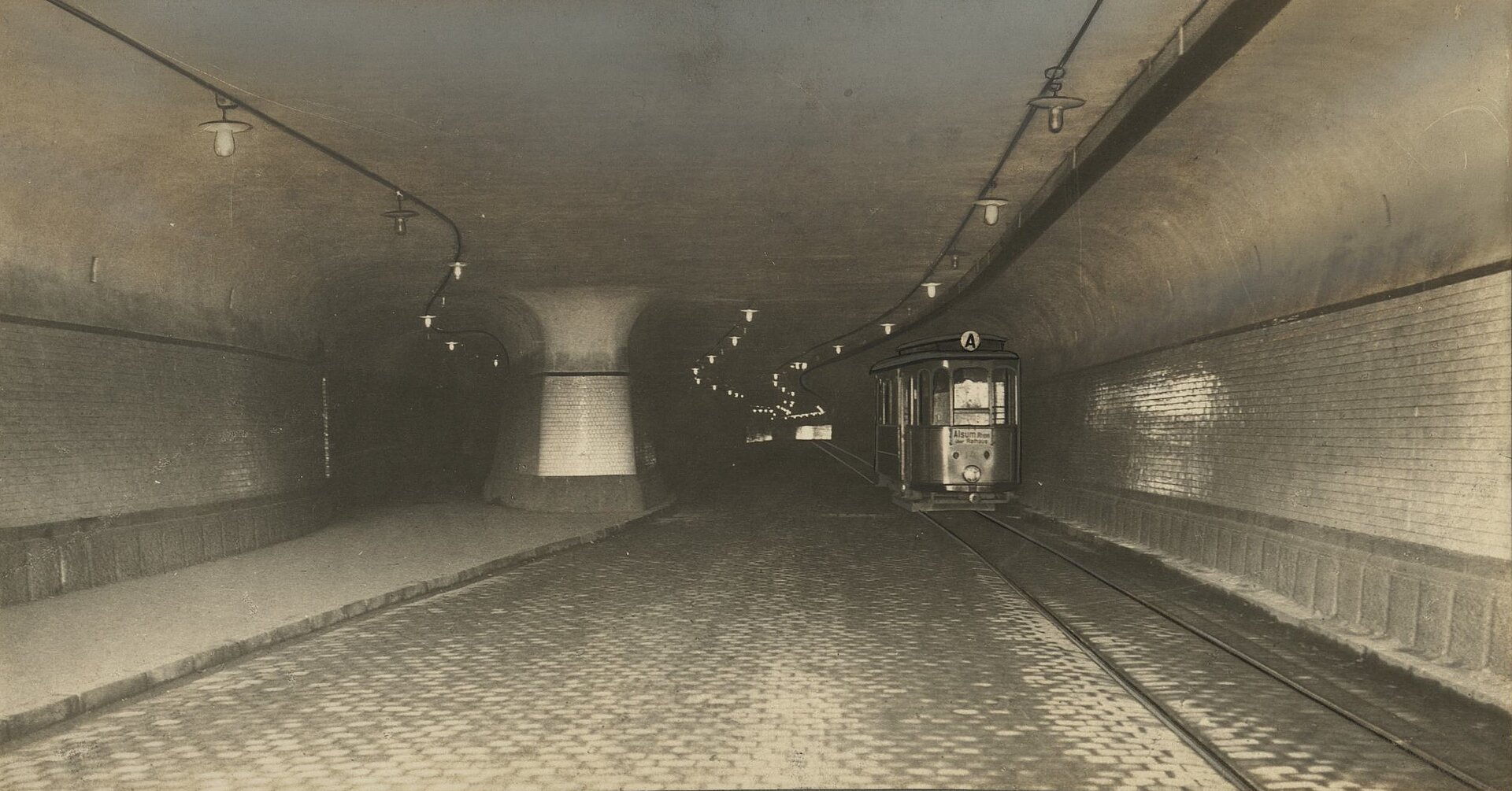 Matenatunnel in Duisburg, 1930.