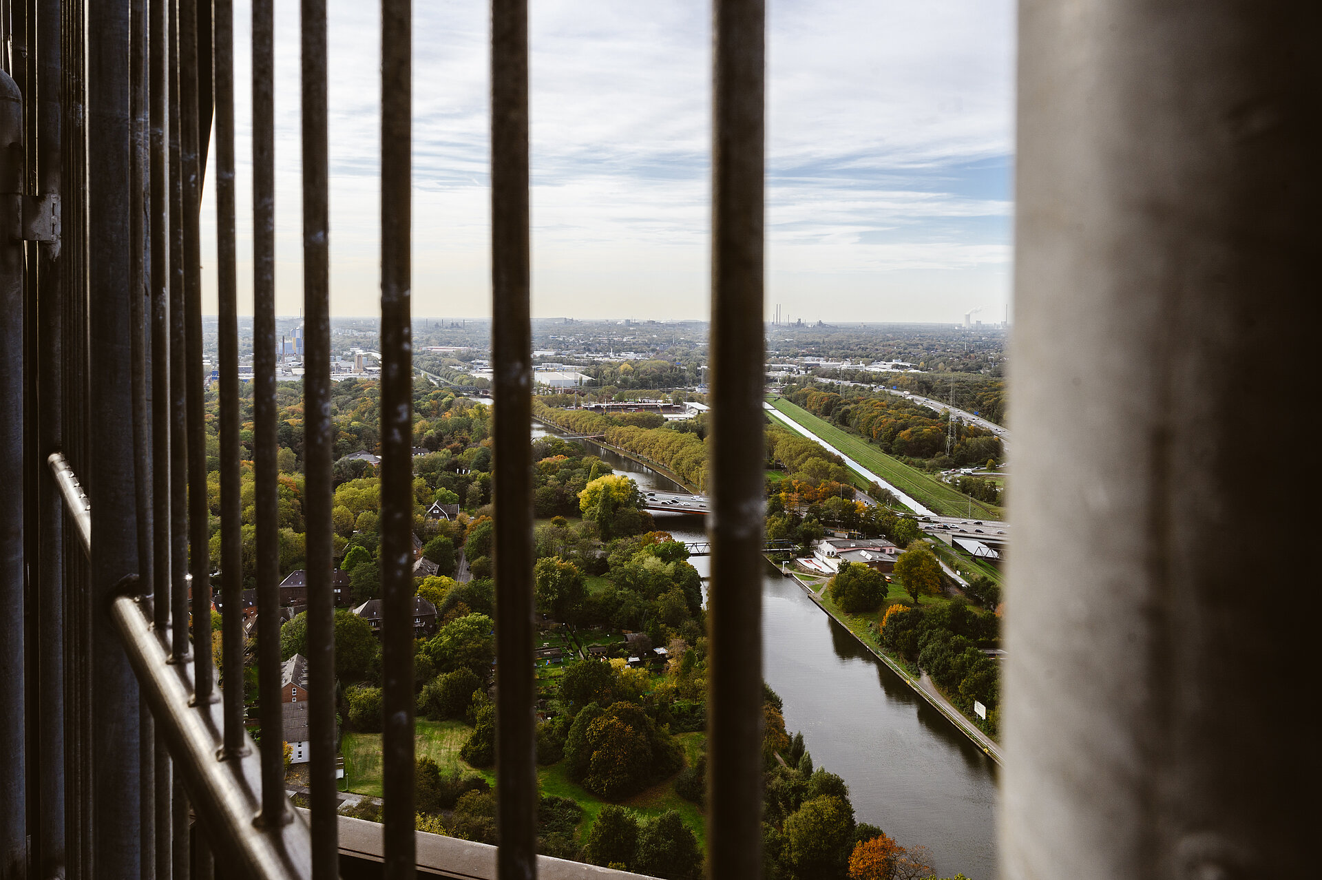 Blick vom Dach des Gasometer Oberhausen auf den Rhein-Herne-Kanal.