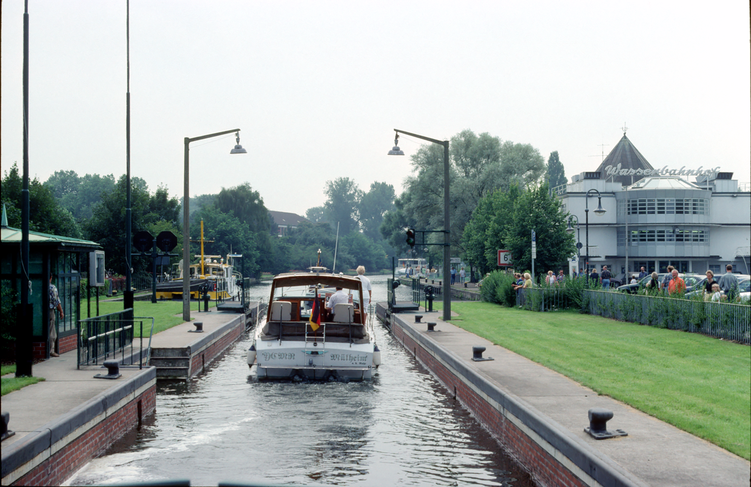Mit der Geschichte der Ruhrschifffahrt eng verbunden ist die Entstehung des Wasserbahnhofs auf der Schleuseninsel in Mülheim.