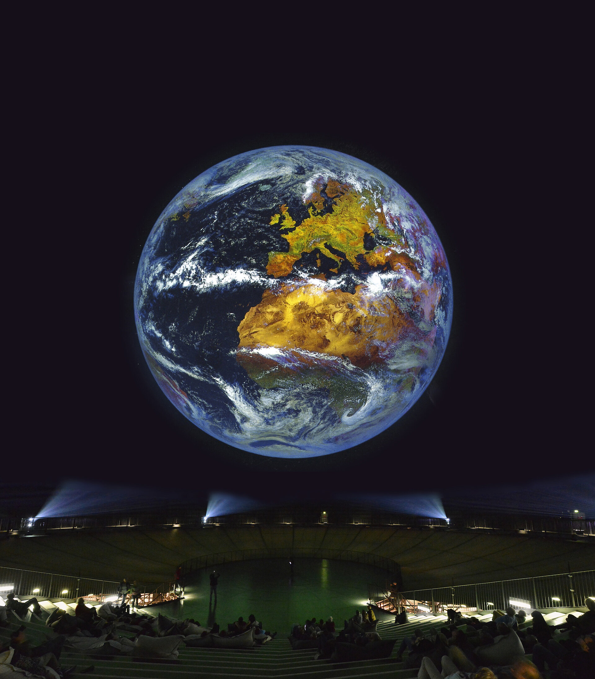 Die Ausstellung "Wunder der Natur" im Gasometer Oberhausen feierte 2016/17 bildgewaltig das Leben der Tiere und Pflanzen. Höhepunkt war eine 20 Meter große Erdkugel im gigantischen Innenraum des Gasometers.