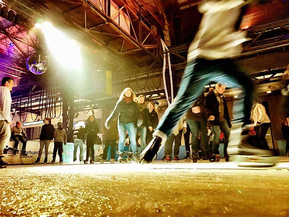 Beim EisSalon Ruhr können Anfänger und Fortgeschrittene auf einer 1.530 qm große Eisfläche in der Kulisse der ehemaligen Gaskraftzentrale Schlittschuh laufen.