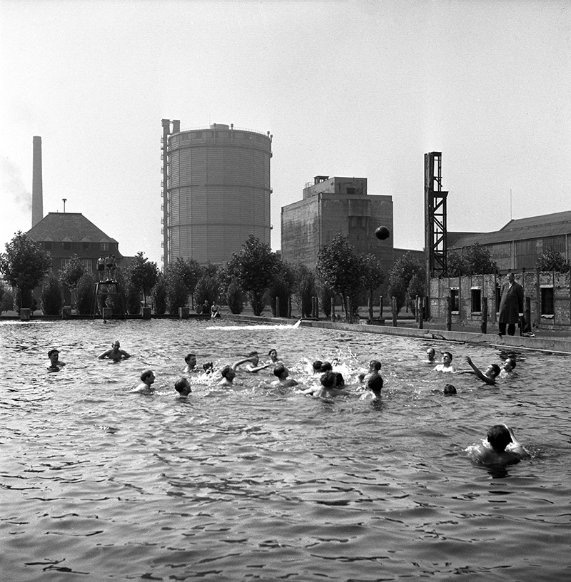 Werksschwimmbad der Henrichshütte Hattingen, 1953.