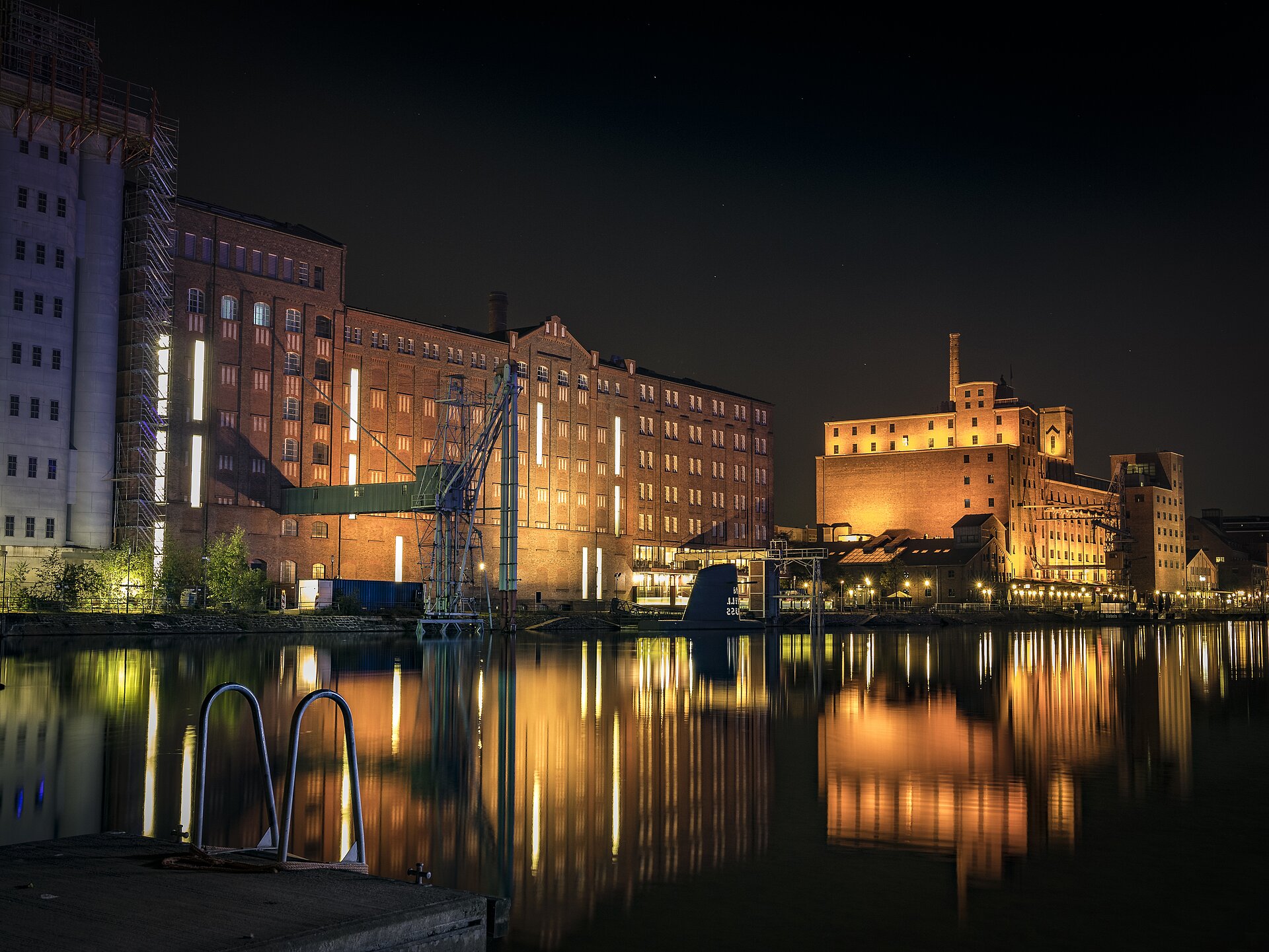 Der Duisburger Innenhafen bei Nacht.