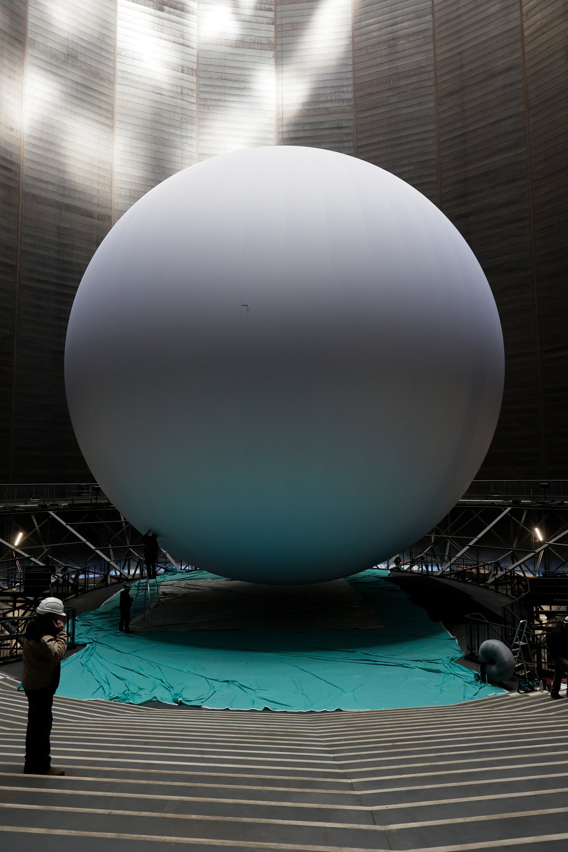 Aufbau "Das zerbrechliche Paradies" im Gasometer Oberhausen: Aufwärts - Hochziehen der Kugel.