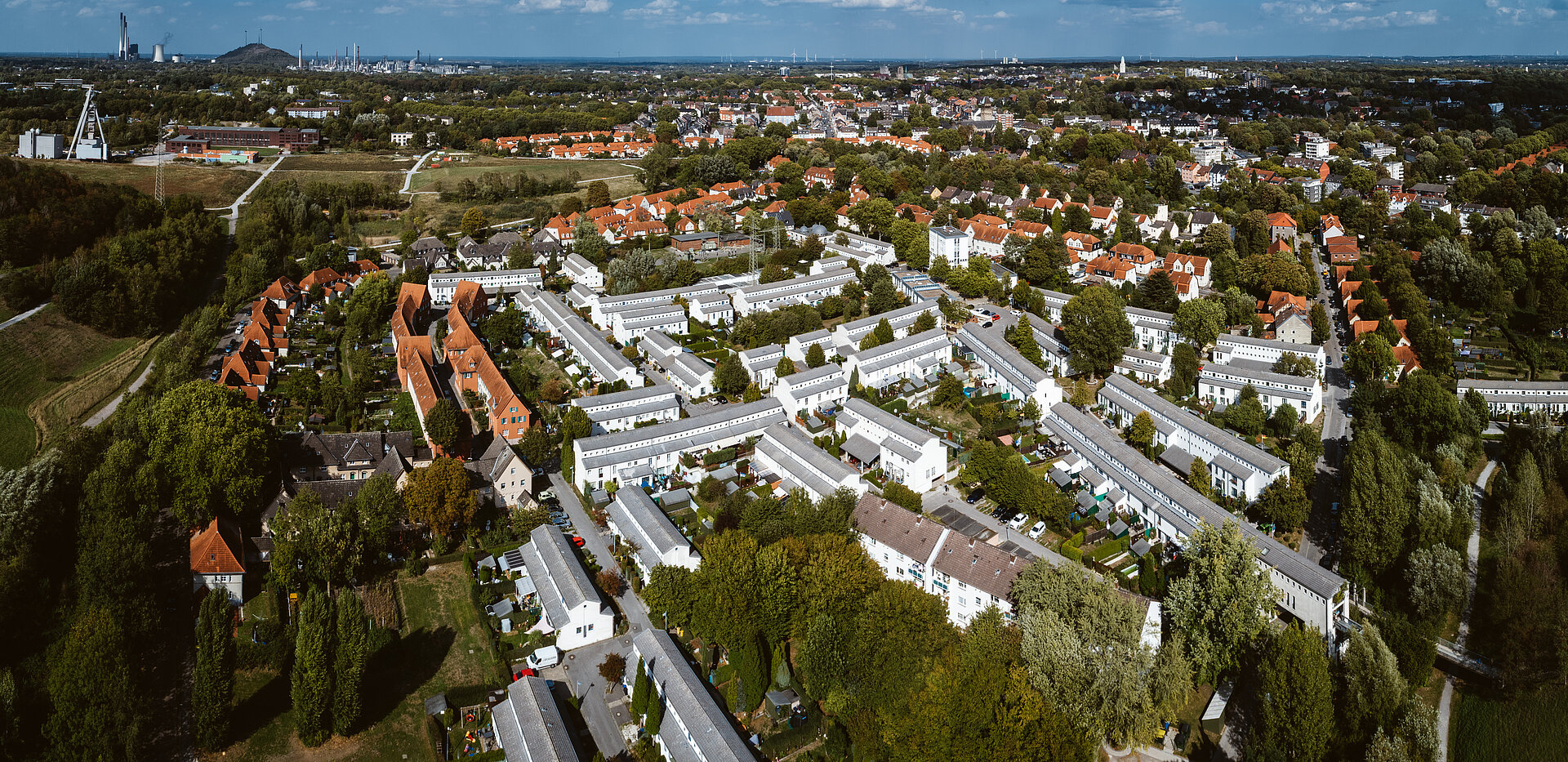 Die Siedlung Schüngelberg in Gelsenkirchen gehörte zur Zeche Hugo und ist eine der wichtigsten Bausteine der IBA Emscherpark. Luftaufnahme.