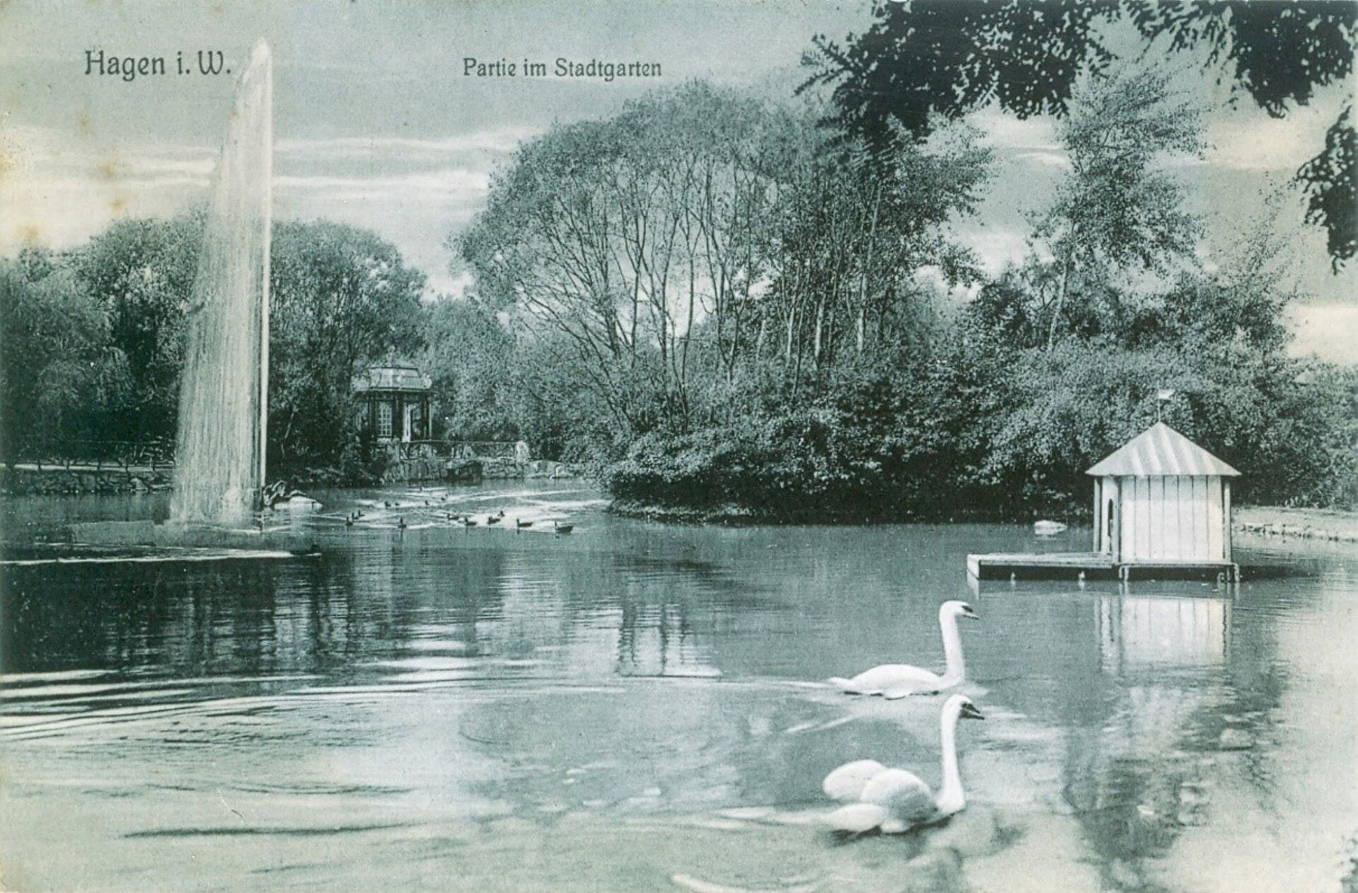 Teich mit großer Fontäne im Stadtgarten Hagen, historische Postkarte.