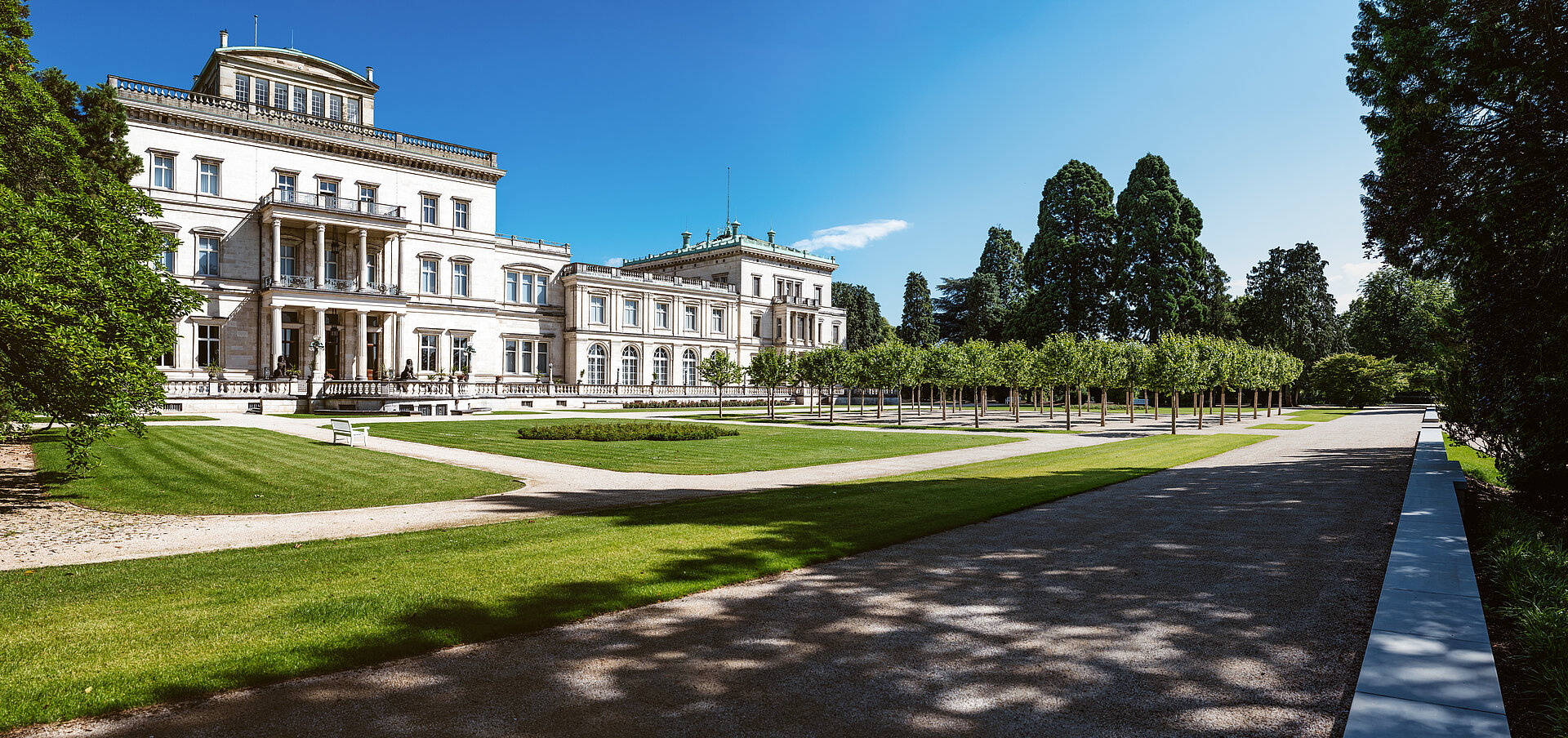 Zur Villa gehört eine weitläufige Parkanlage.