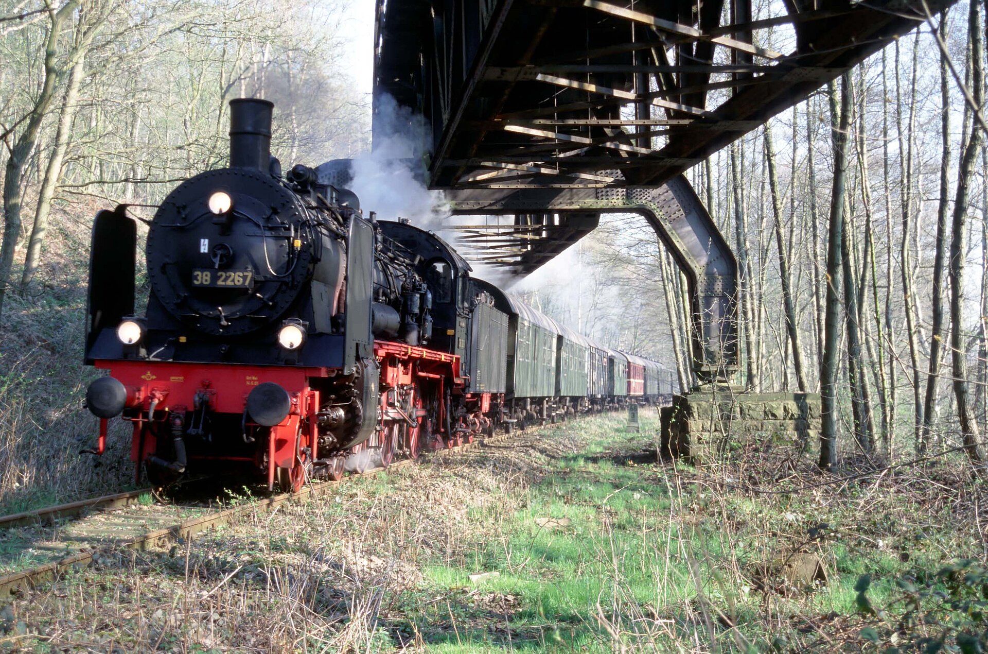 Die Fahrt mit dem Dampflokomotivzug oder im historischen Schienenbus vom Eisenbahnmuseum Bochum-Dahlhausen über die Ruhrtalbahn gehört zu den landschaftlich schönsten Eisenbahnstrecken des Ruhrgebiets.