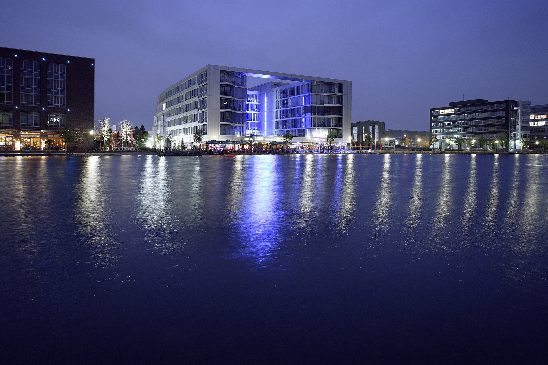 Der Duisburger Innenhafen bei Nacht.