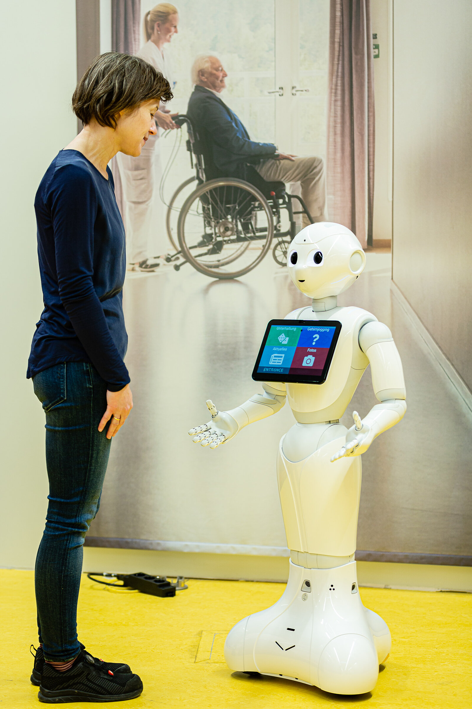 Kuratorin Katrin Petersen mit Pflegeroboter Pepper in der neuen DASA-Ausstellung "Heilen und Pflegen".