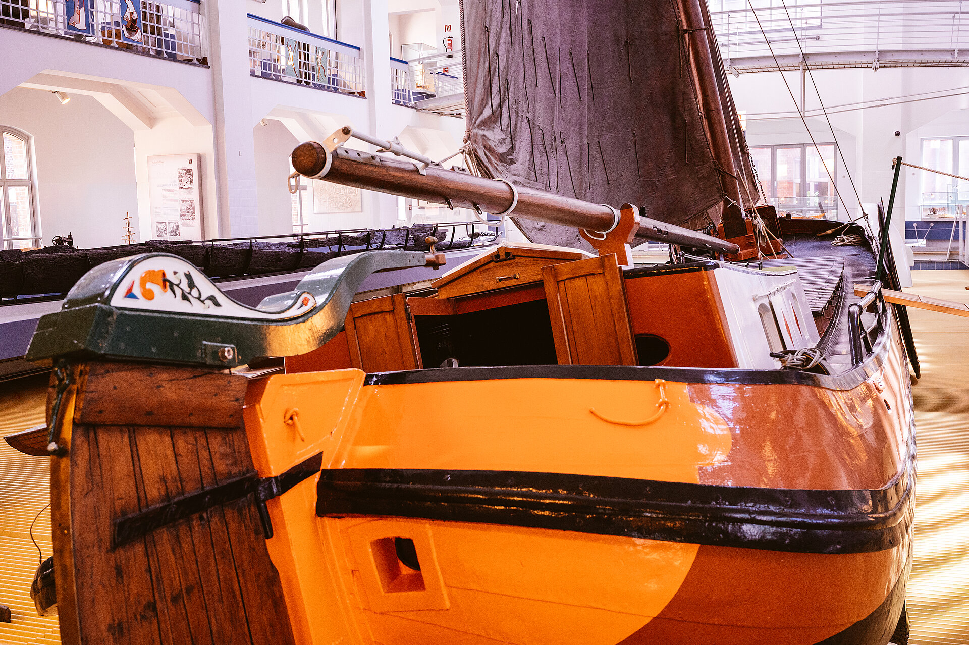 Die Tjalk "De Goede Verwachting" in der Herrenschwimmhalle.