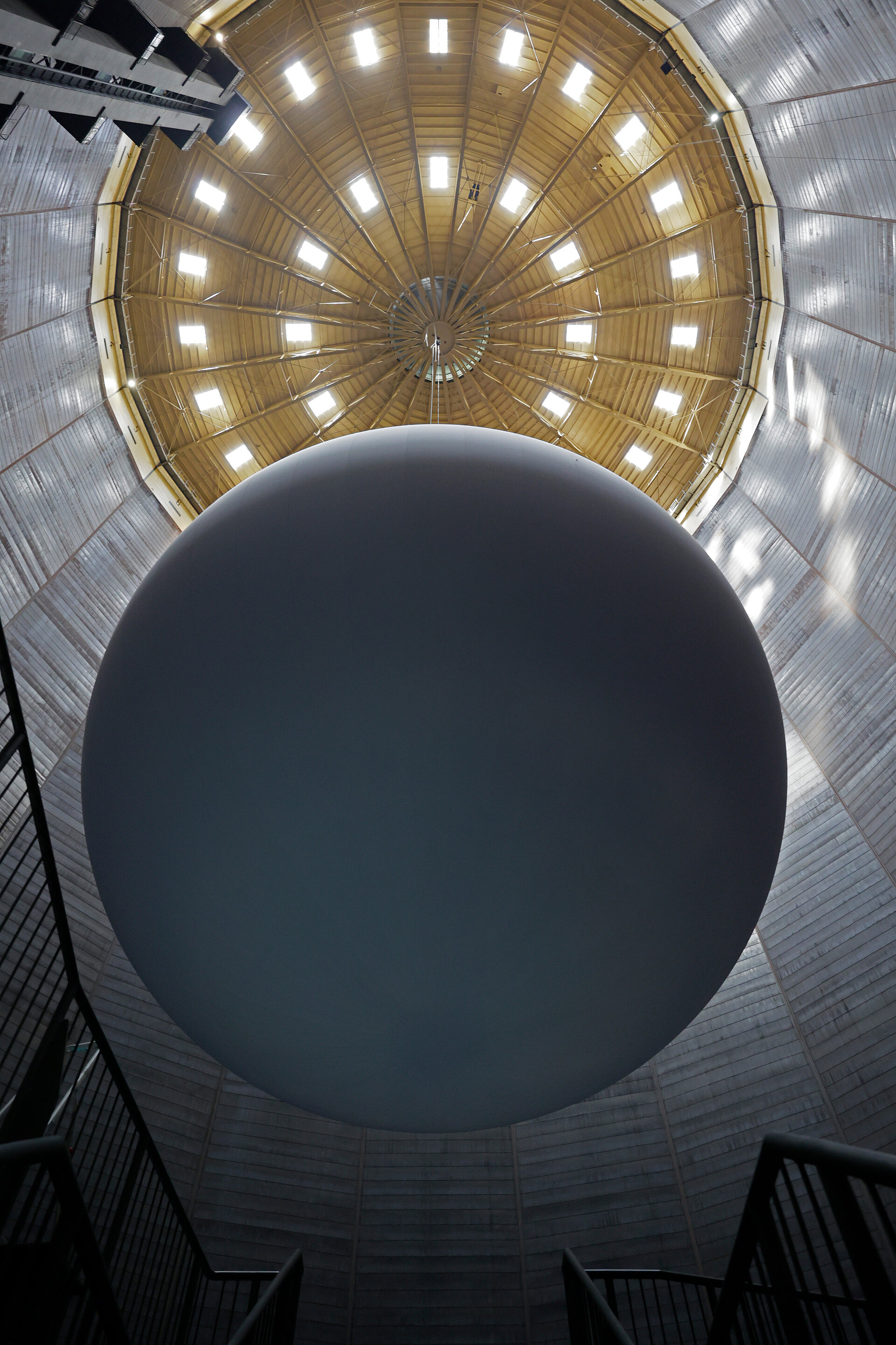 Aufbau "Das zerbrechliche Paradies" im Gasometer Oberhausen: Die Erdkugel schwebt - Ansicht Richtung Innendecke.