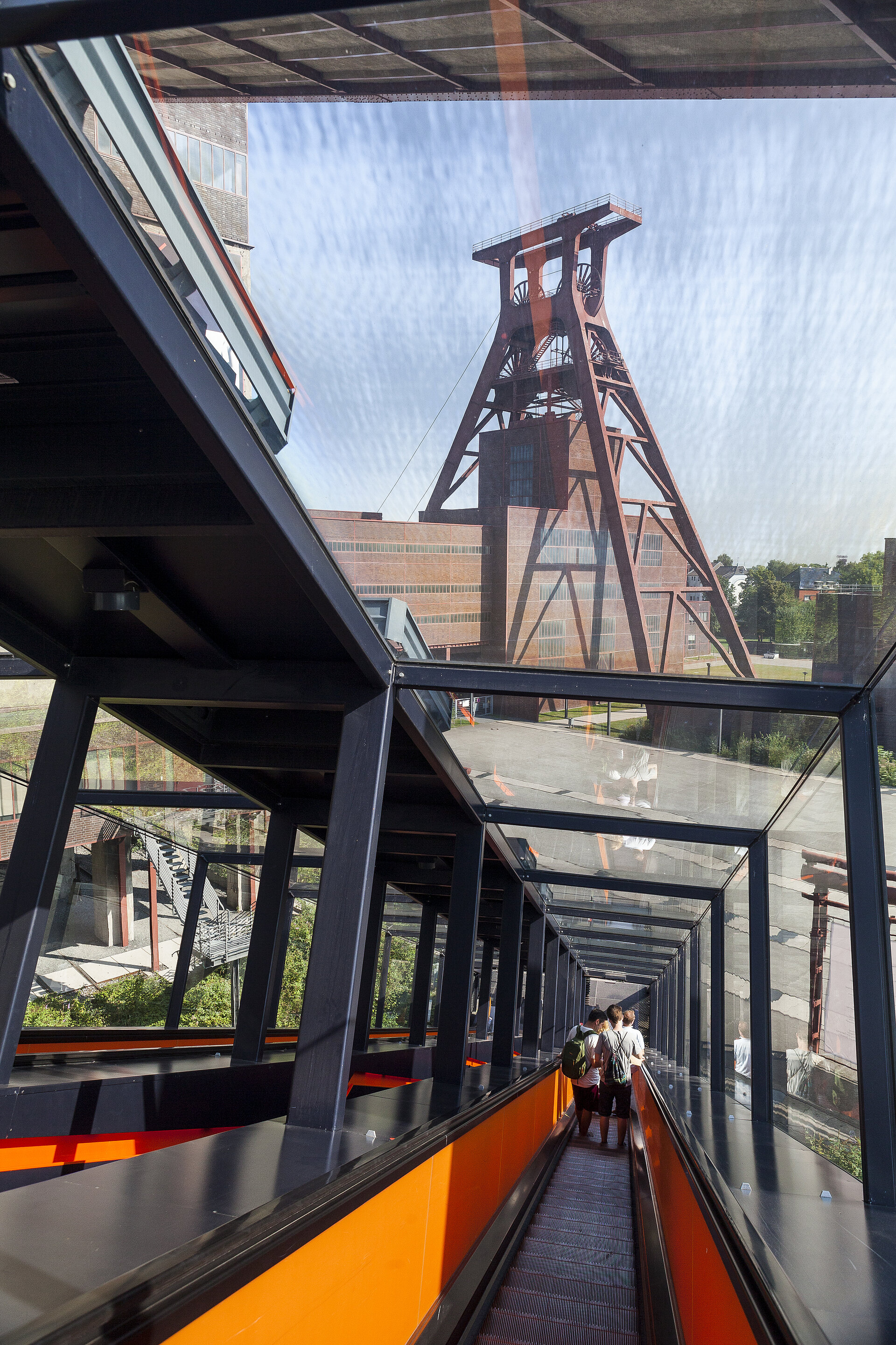 Die Rolltreppe zum Besucherzentrum in der ehemaligen Kohlenwäsche auf dem UNESCO-Welterbe Zollverein in Essen mit Blick auf den Doppelbock.