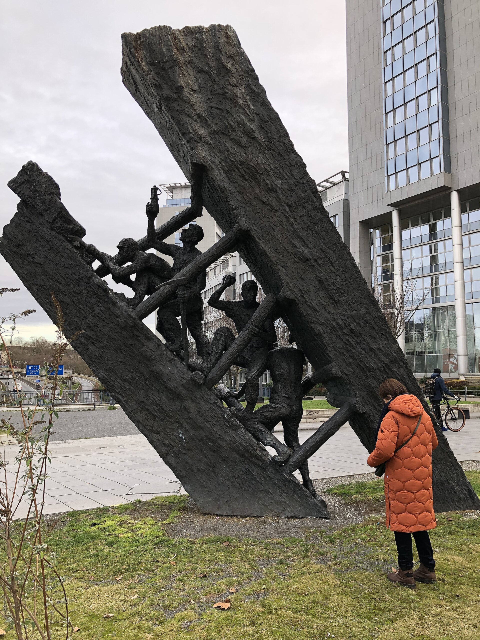 Mit Blick auf die heutige Evonik-Zentrale das Bergarbeiterdenkmal "Steile Lagerung" des Düsseldorfer Bildhauers Max Kratz.