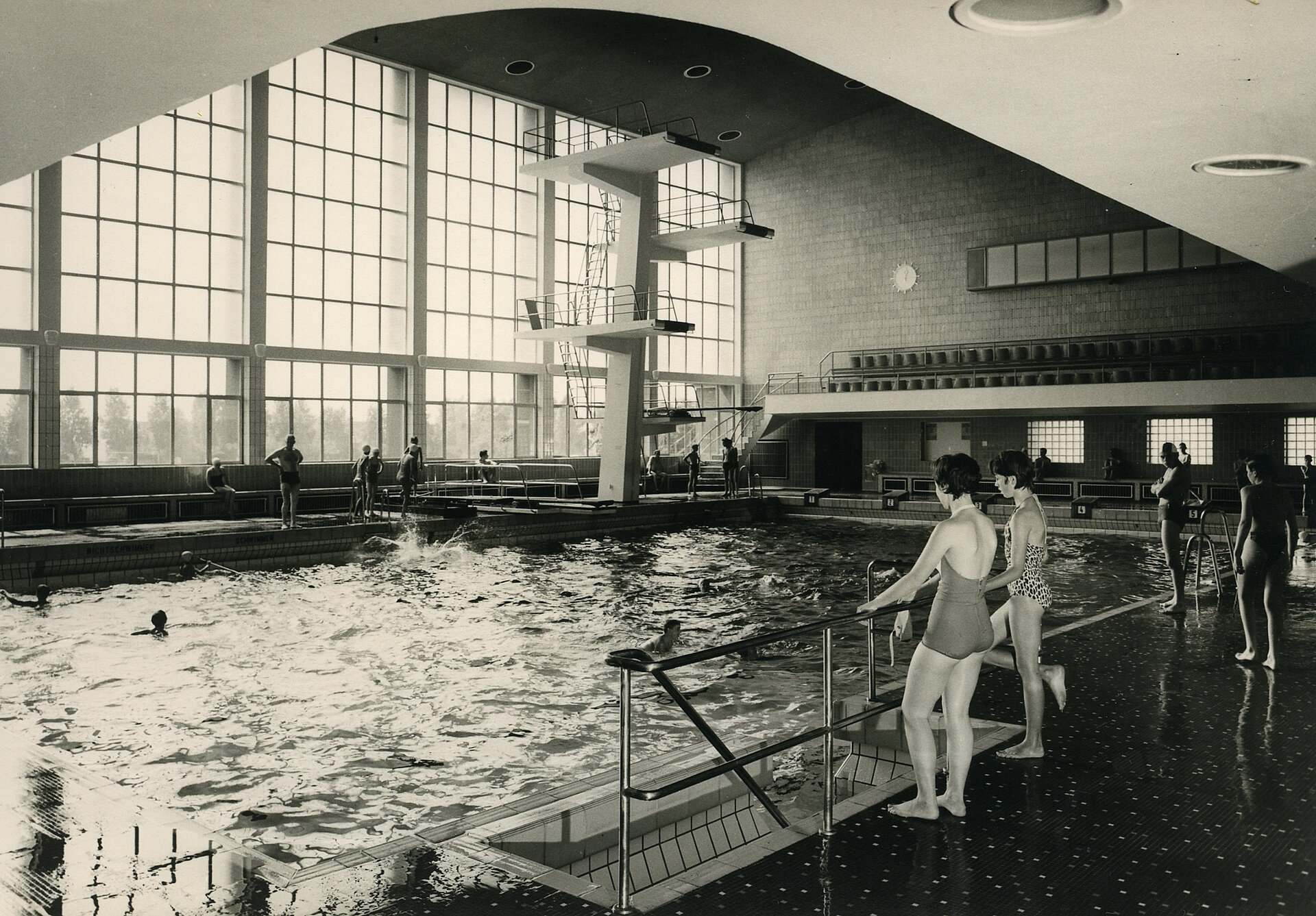 Hallenbad Buer mit Sprungturm, 1965.