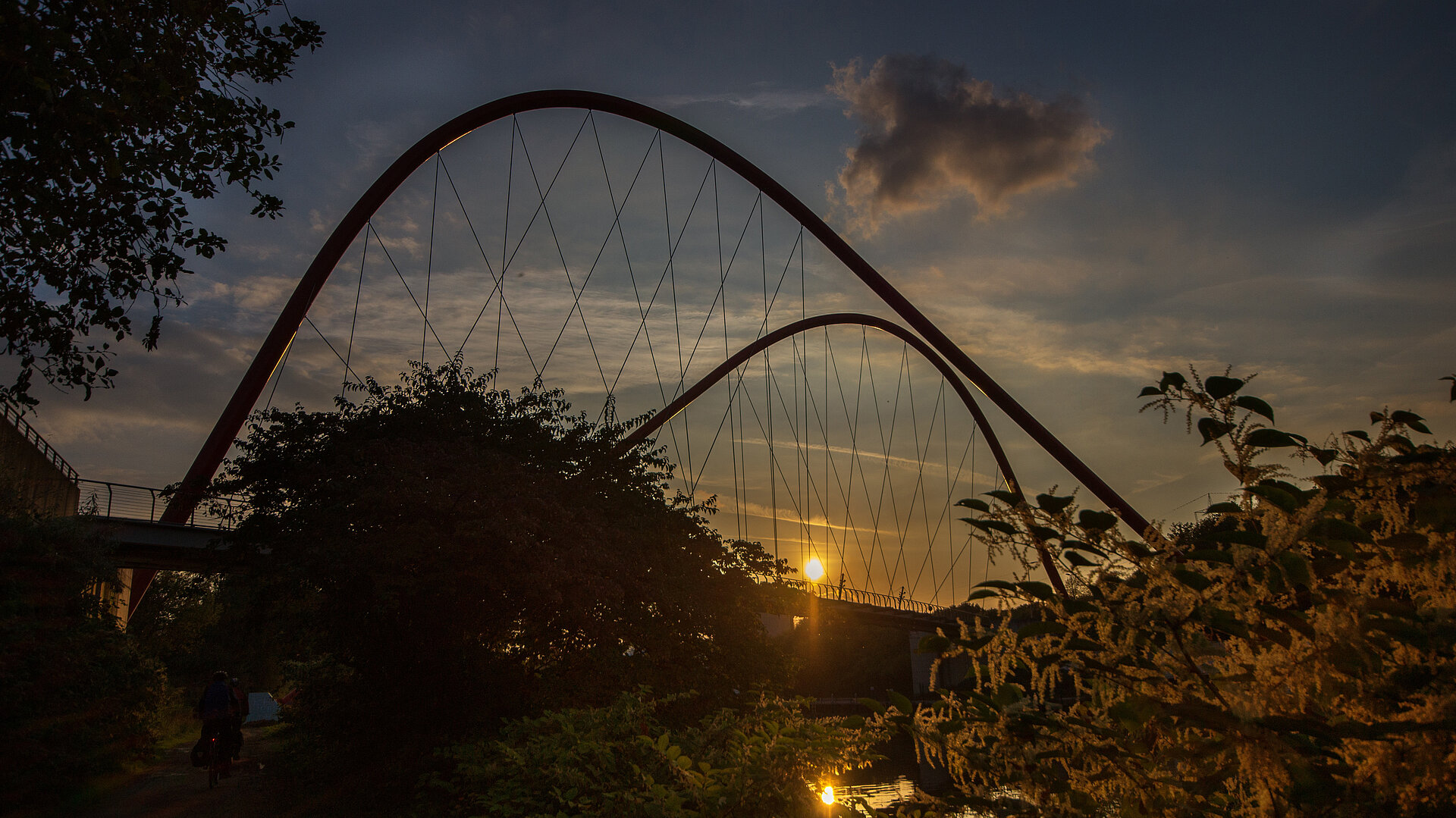 Die Doppelbogenbrücke über den Rhein-Herne-Kanal bei Nacht.