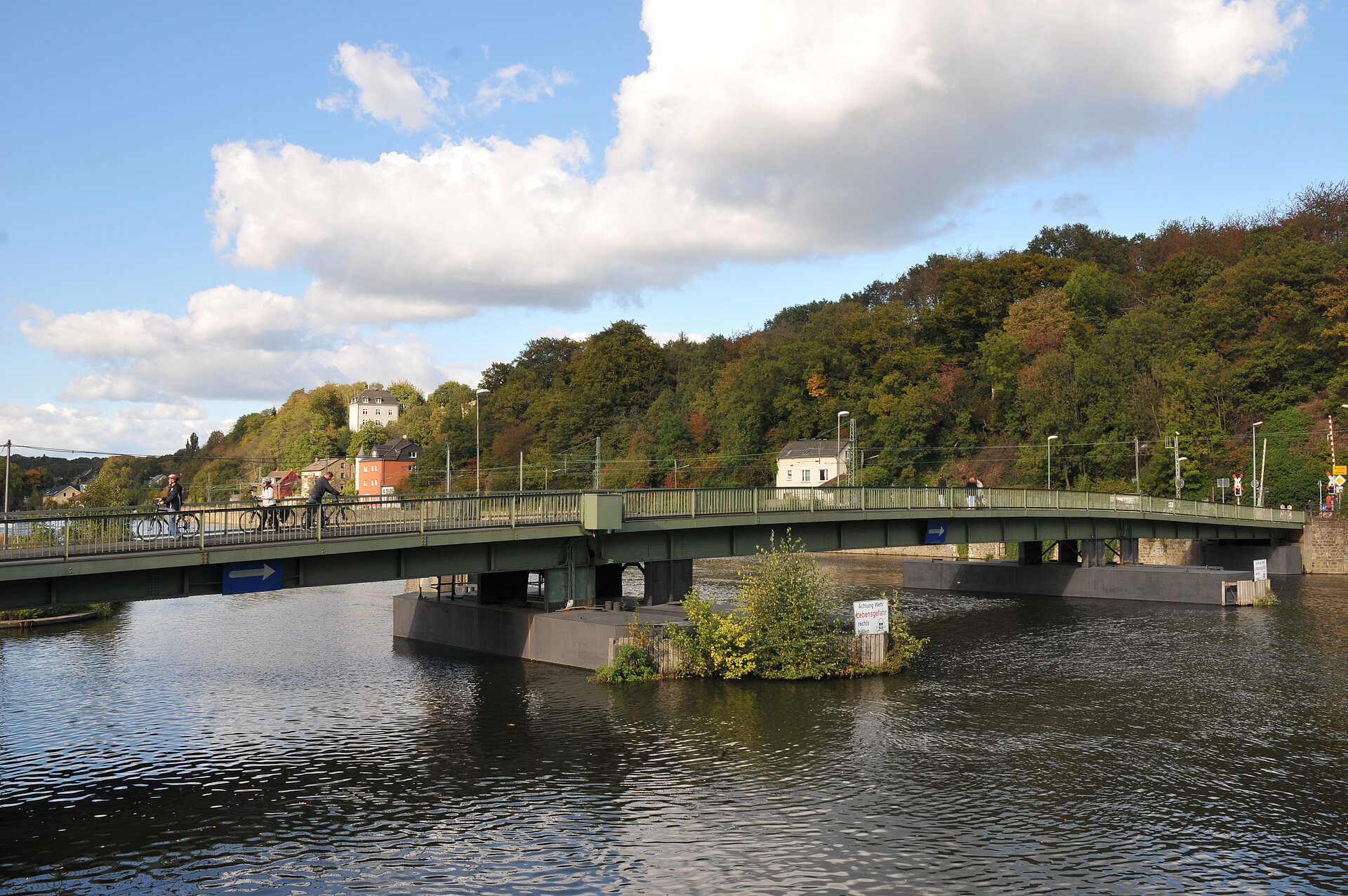 Die Schwimmbrücke Dahlhausen ist eine Fußgänger- und Straßenbrücke über die Ruhr an der Stadtgrenze zwischen Bochum und Hattingen.
