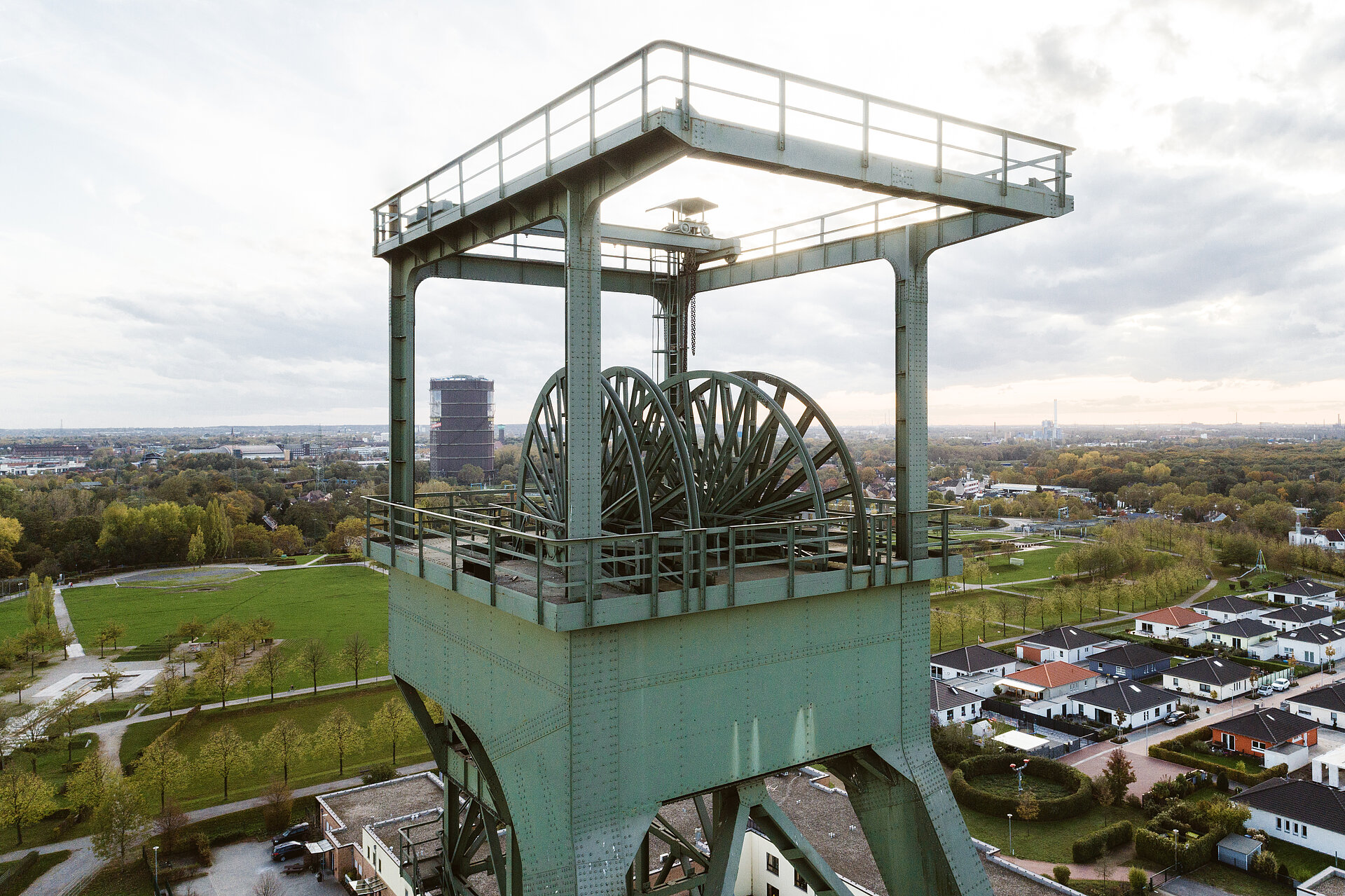 Blick auf den Gasometer Oberhausen vom OLGA-Park aus, dem ehemaligen Gelände der Zeche Osterfeld.
