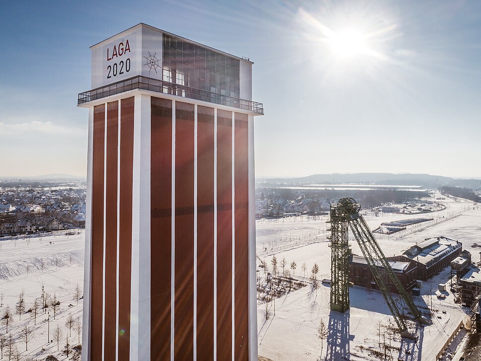 Förderturm und Fördergerüst von Friedrich Heinrich im Winter 2021.