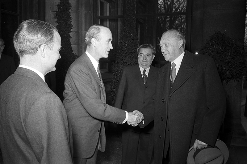 Bundeskanzler Konrad Adenauer besucht 1953 die Villa Hügel in Essen und wird durch Alfried Krupp von Bohlen und Halbach begrüßt.