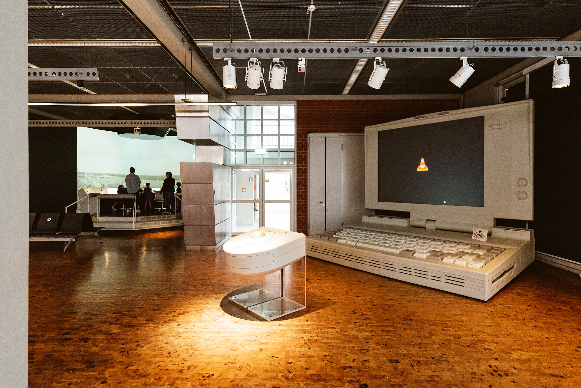 Die Ausstellung "Am Bildschirm" (mit Riesenlaptop) erzählt von der Arbeit mit Informations- und Kommunikationstechnik.