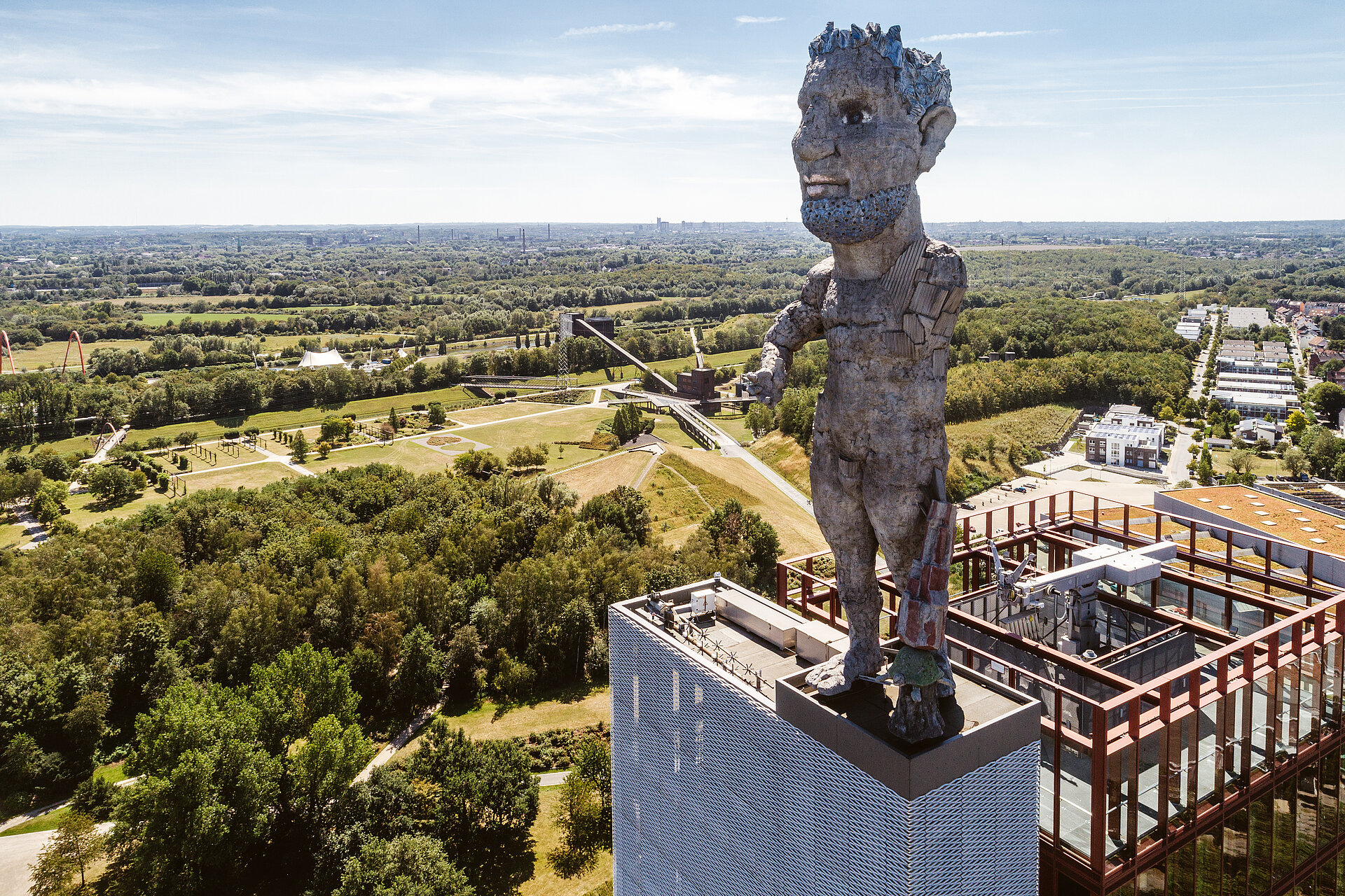 Der Herkules von Gelsenkirchen ist eine 18 Meter hohe und 23 Tonnen schwere Monumentalplastik von Markus Lüpertz und wurde eigens für das Dach des Nordsternturms gestaltet.