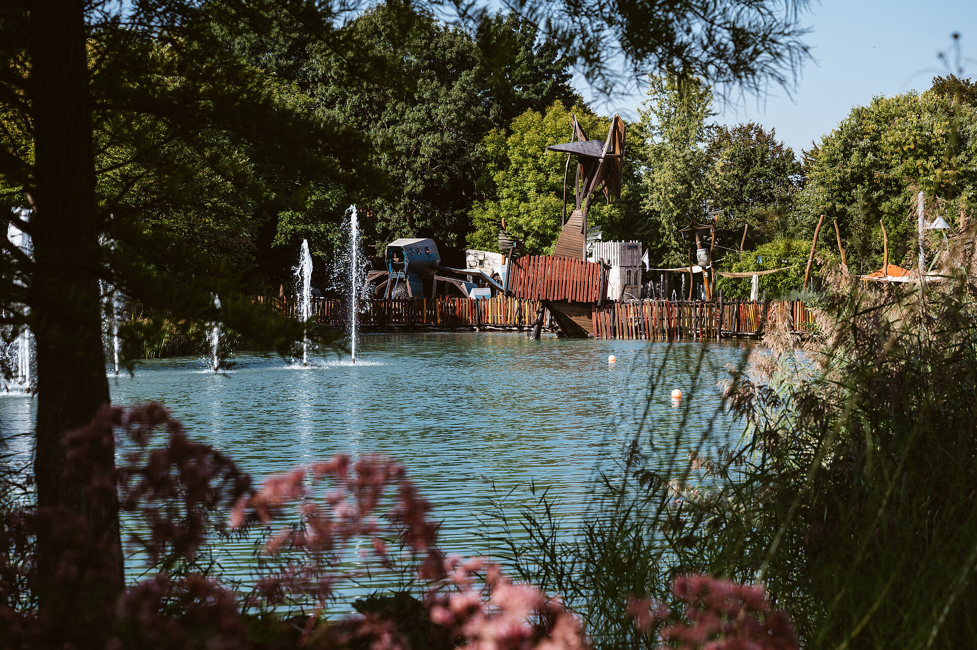 Ein großer See, ein flacher Teich und immer wieder Wasserspiele - Wasser spielt eine große Rolle im Maximilianpark Hamm.