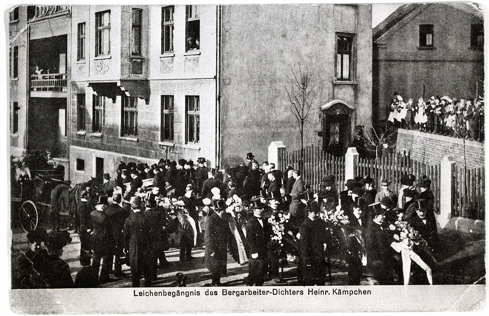 Beerdigung von Heinrich Kämpchen, 1912, Leichenzug vor seinem Wohnhaus.
