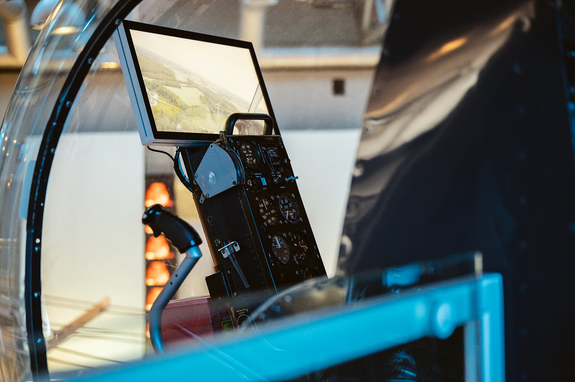 Blick in den Hubschrauber: Die DASA-Ausstellung "Stop an go" beschäftigt sich mit dem Thema Mobilität.