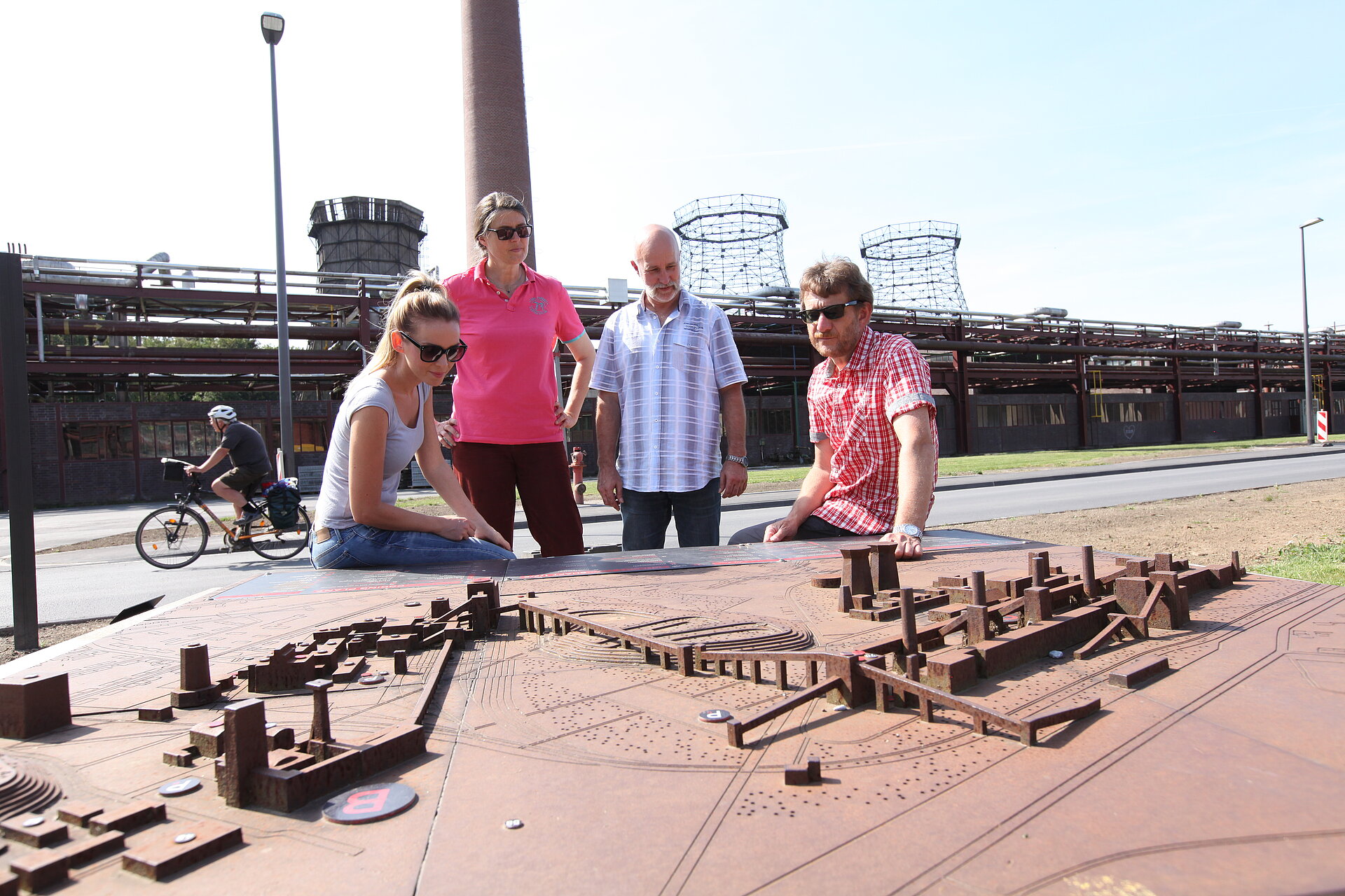 Einen Überblick für Schacht XII und Kokerei des Welterbes Zollverein verschaffen sich Besucher am Modell.