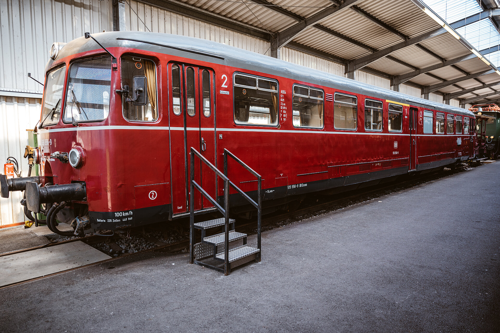 Akkutriebwagen 515 556-9 der Firma DWM war zwischendurch mal blau, wurde 2006 aber wieder rot lackiert.