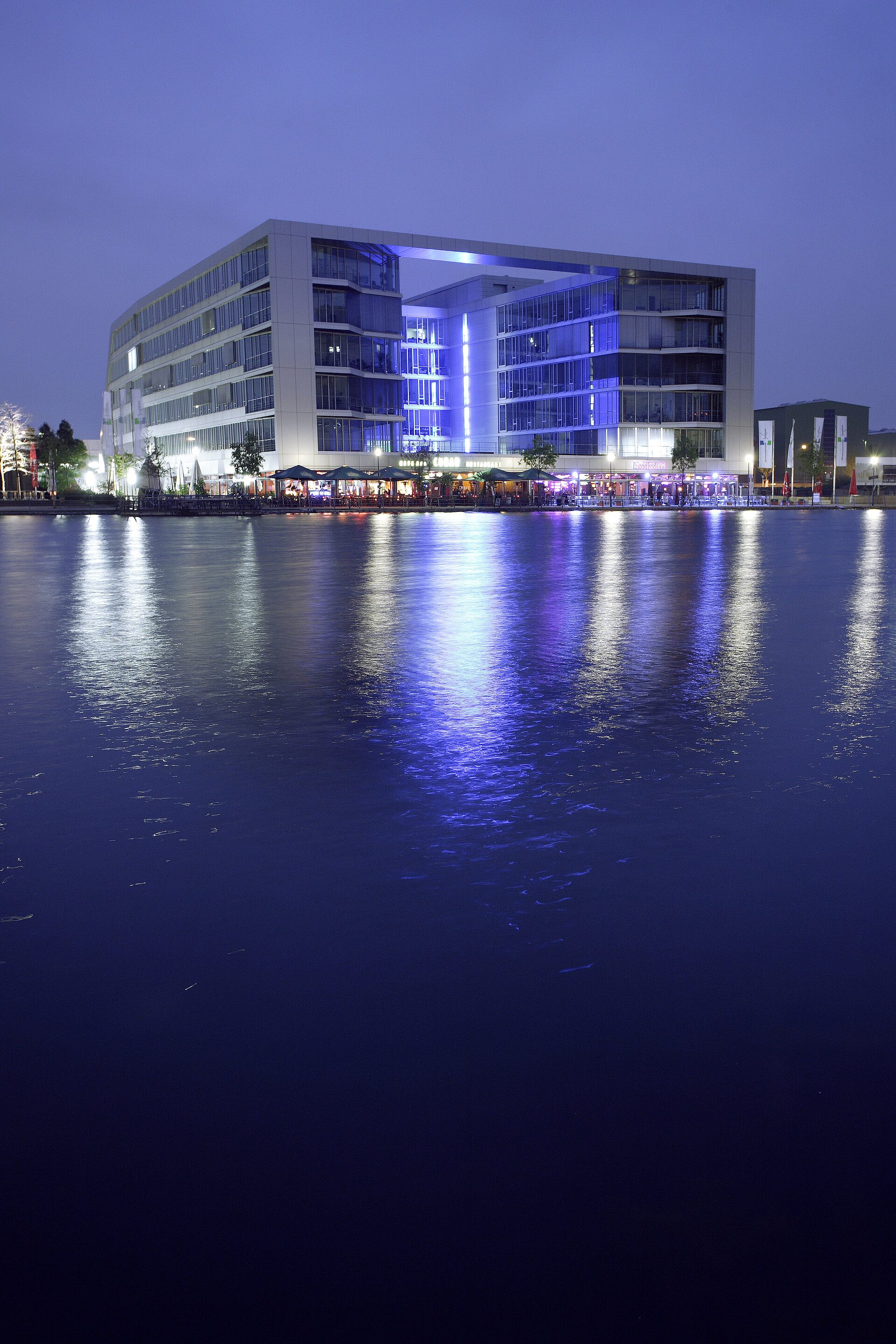 Der Duisburger Innenhafen bei Nacht.