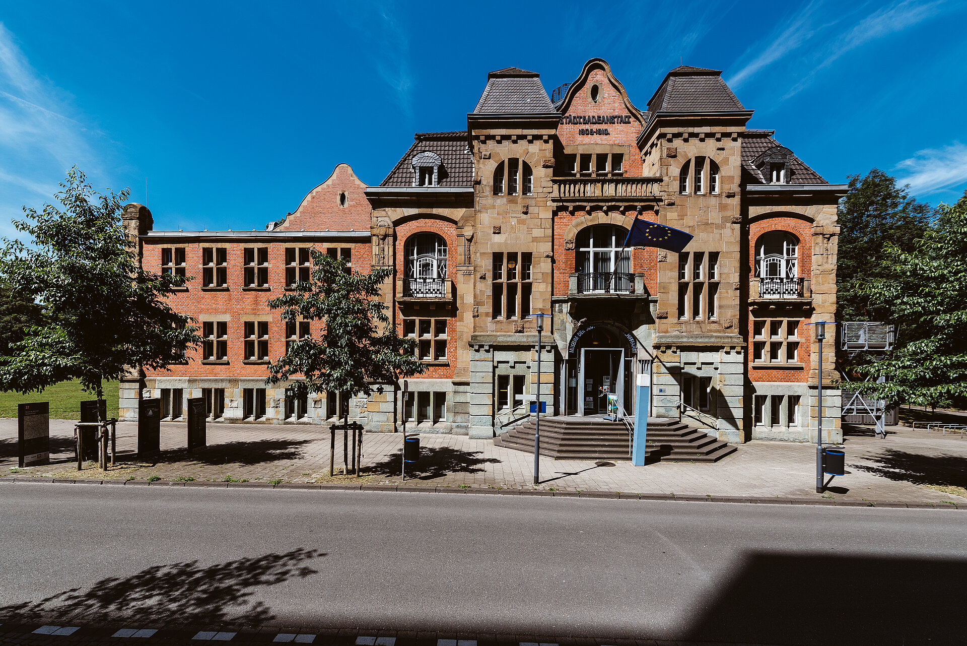 Das Museum der Deutschen Binnenschifffahrt in Duisburg ist im ehemaligen Jugendstil-Hallenbad in Ruhrort untergebracht.