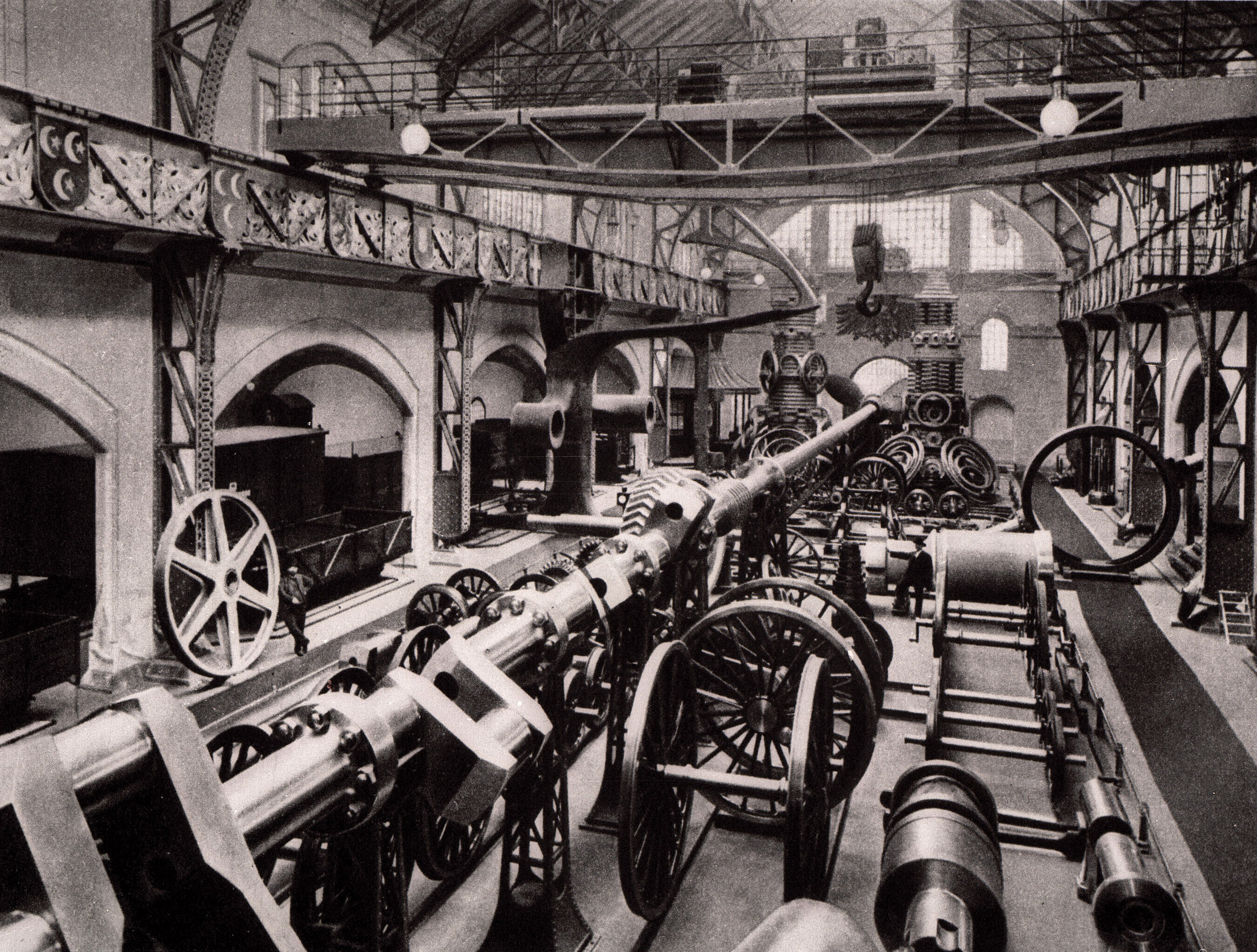 Die heutige Jahrhunderthalle Bochum wurde 1902 für die Düsseldorfer Industrie- und Gewerbeausstellung als Pavillon des Bochumer Vereins errichtet.
