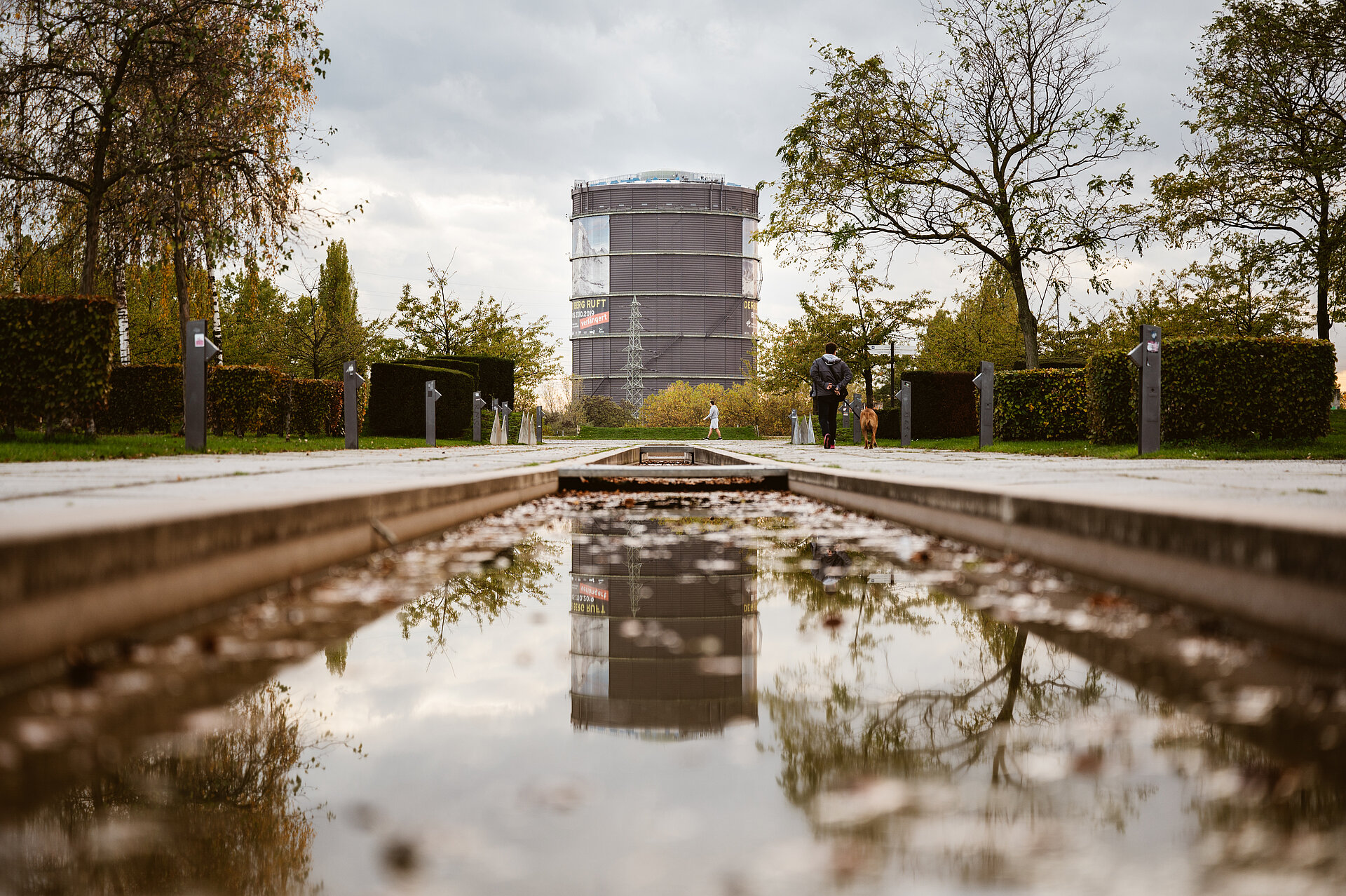 Wasserspiel auf der Sichtachse zum Gasometer Oberhausen.