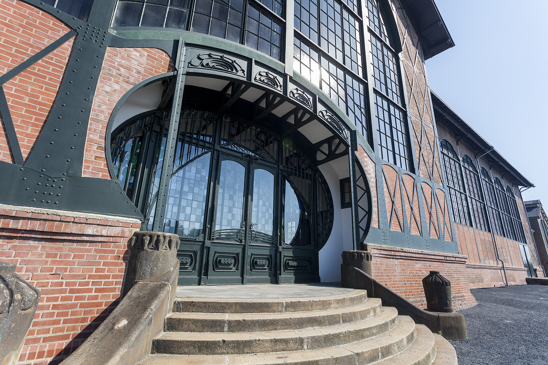 Das Jugendstil-Portal der Maschinenhalle der Zeche Zollern in Dortmund mit seiner farbigen Verglasung ist einmalig in Europa.