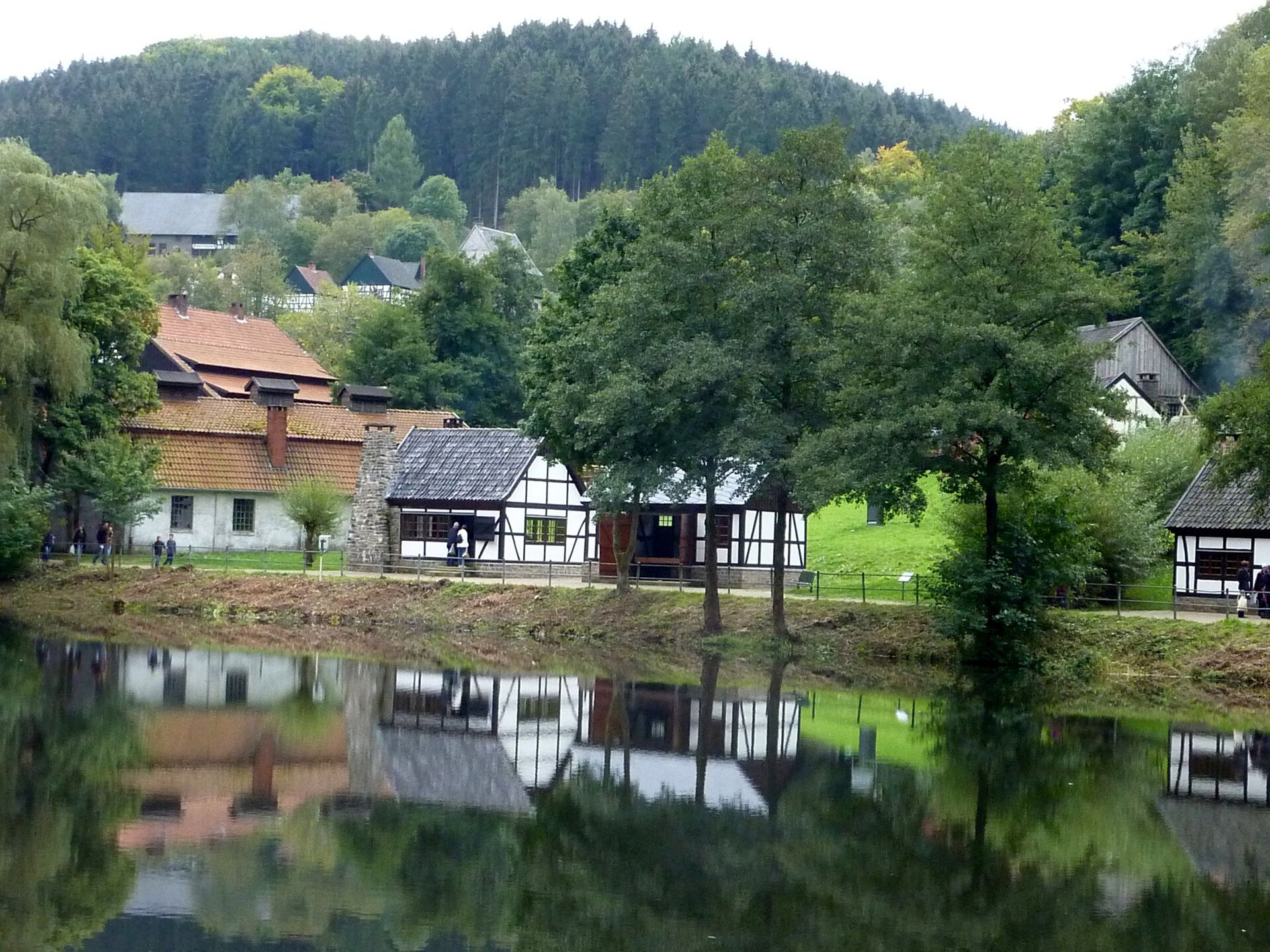 Der Seeblick zum Schmiedebereich des Freilichtmuseums Hagen.