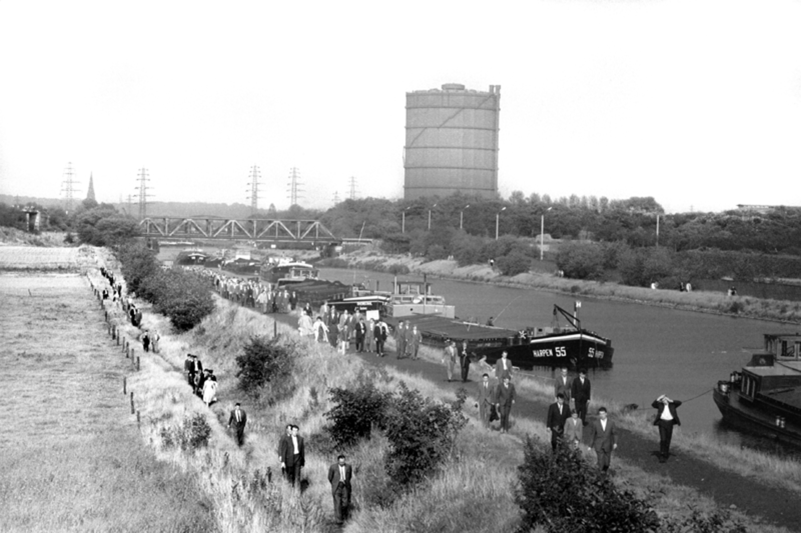 Sonntags nach dem Fußballspiel am Kanal: der Gasometer Oberhausen um 1960.