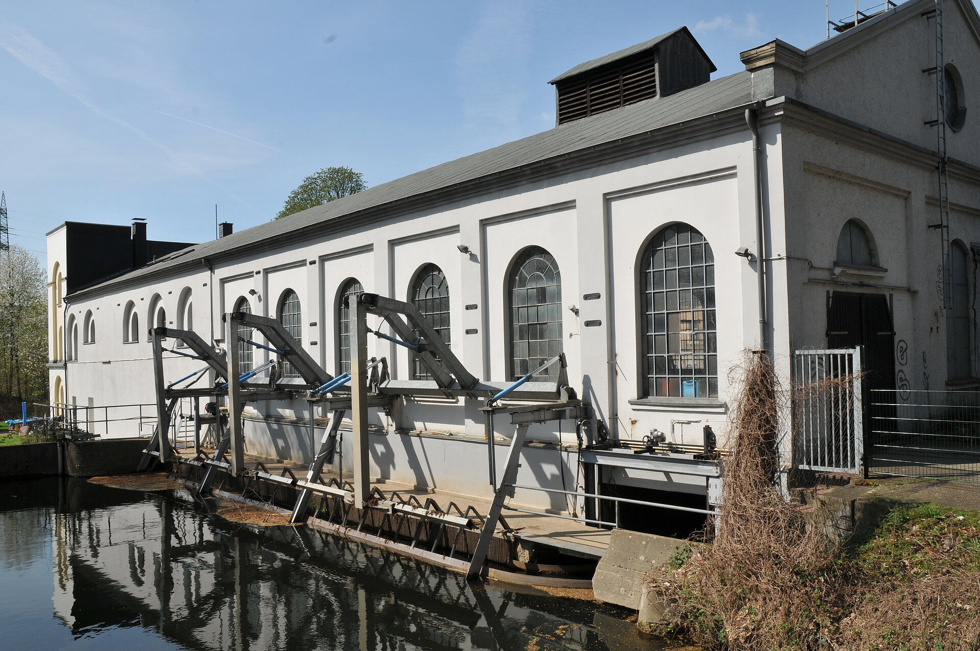 Die Buschmühle ist eine ehemalige Wassermühle und heutiges Laufwasserkraftwerk in Hagen-Garenfeld. 
