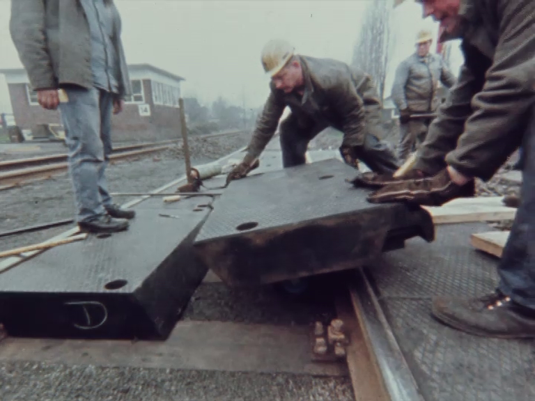 Standbild aus dem Film: Schienengleiche Bahnübergänge aus BUNA-Kautschuk.