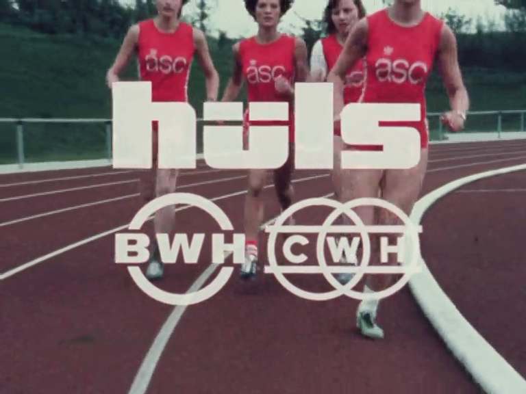 Standbild aus dem Film: Eingangsszene mit Tartanbahn aus BUNA.